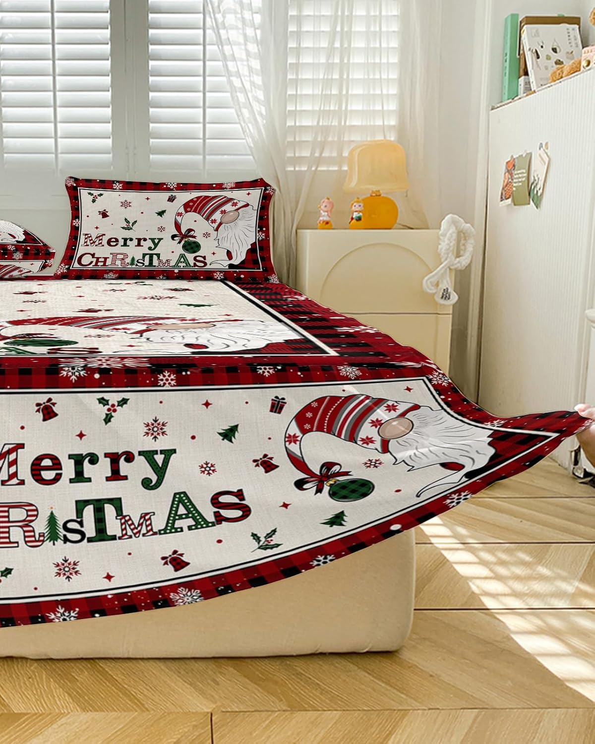 Juego de sábanas de falda de cama de Navidad, 1 sábana y 2 fundas de almohada, falda de cama tamaño King de 18 pulgadas de caída, gnomos a cuadros