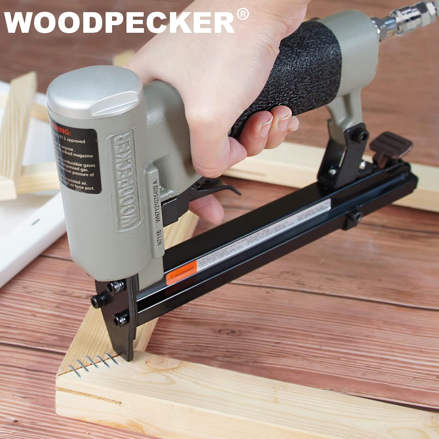 WOODPECKER N7116 – Pistola de grapas de tapicería de calibre 22, 38 pulgadas, grapadora neumática para tapicería, serie 71, pistola de grapadora de