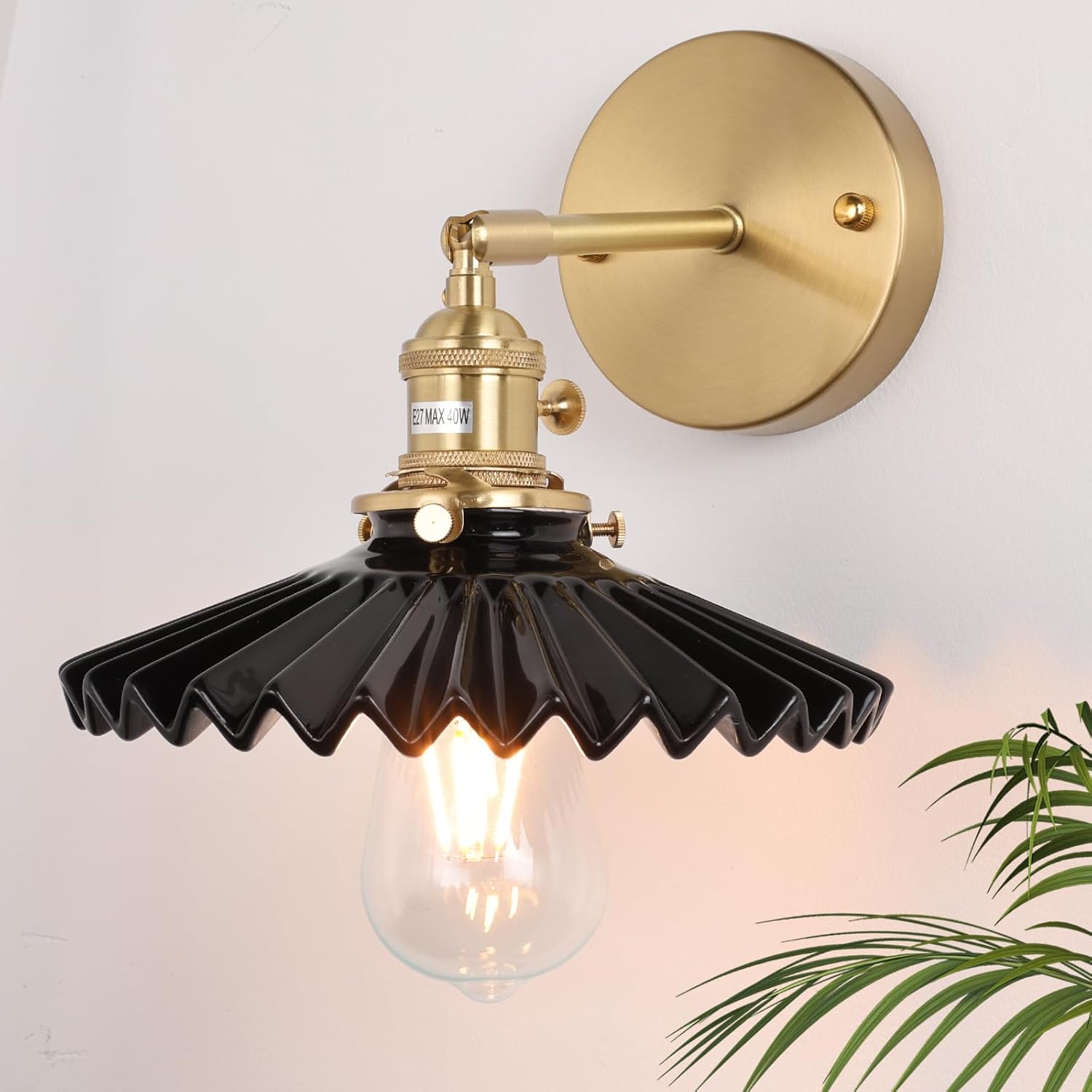 Apliques de pared vintage modernos de 1 luz con pantalla de cerámica plisada negra de 180 grados de latón ajustable con interruptor para puerta de
