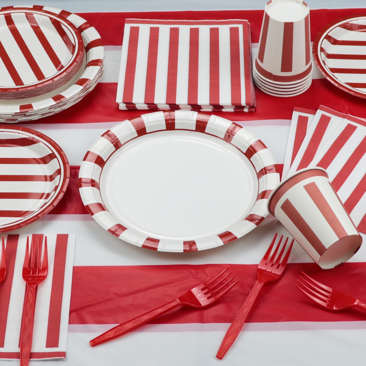 Suministros de fiesta de circo de carnaval, decoraciones de fiesta de tiras rojas y blancas, 81 piezas, incluye platos, servilletas, mantel de