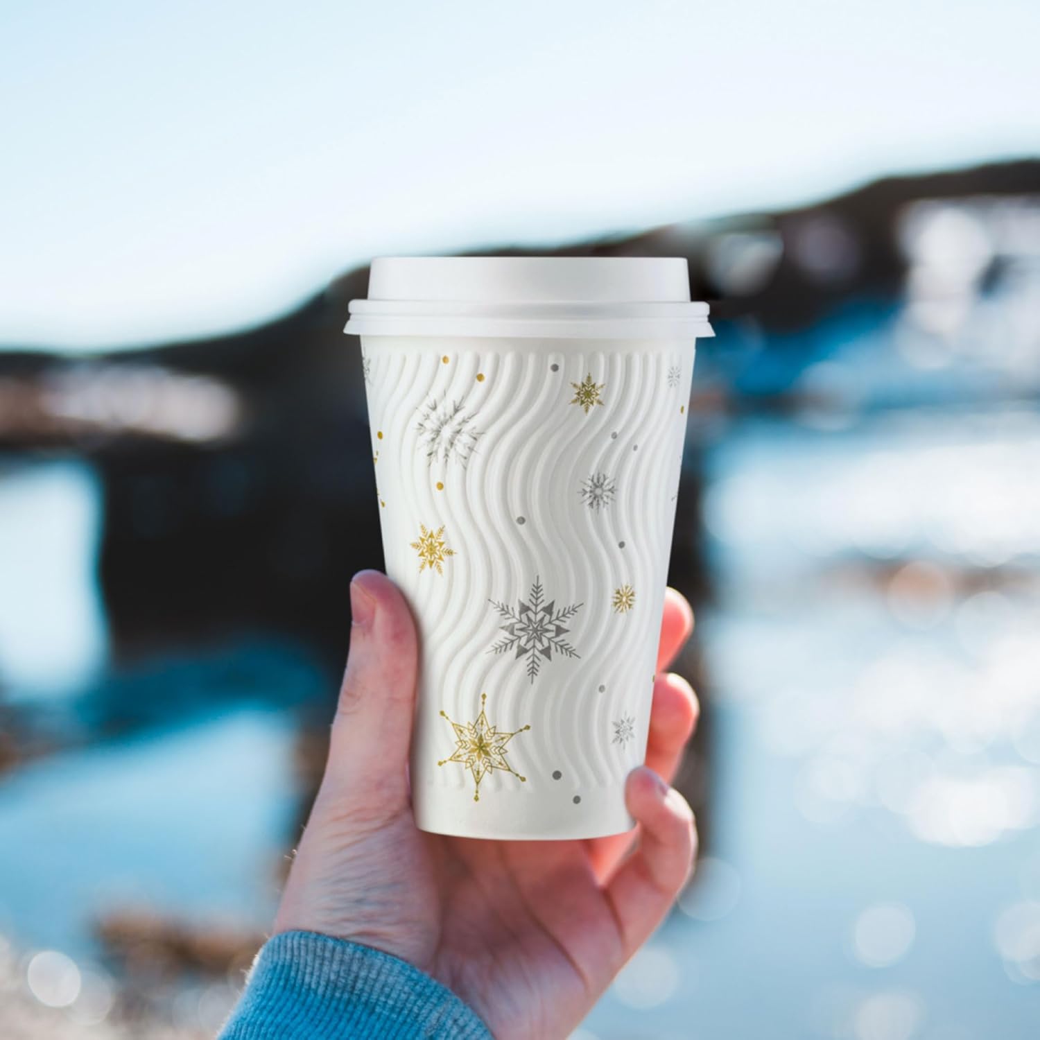Paquete de 100 tazas de café de Navidad de 16 onzas, vasos de papel desechables de invierno con copos de nieve blancos, vasos de papel de pared con