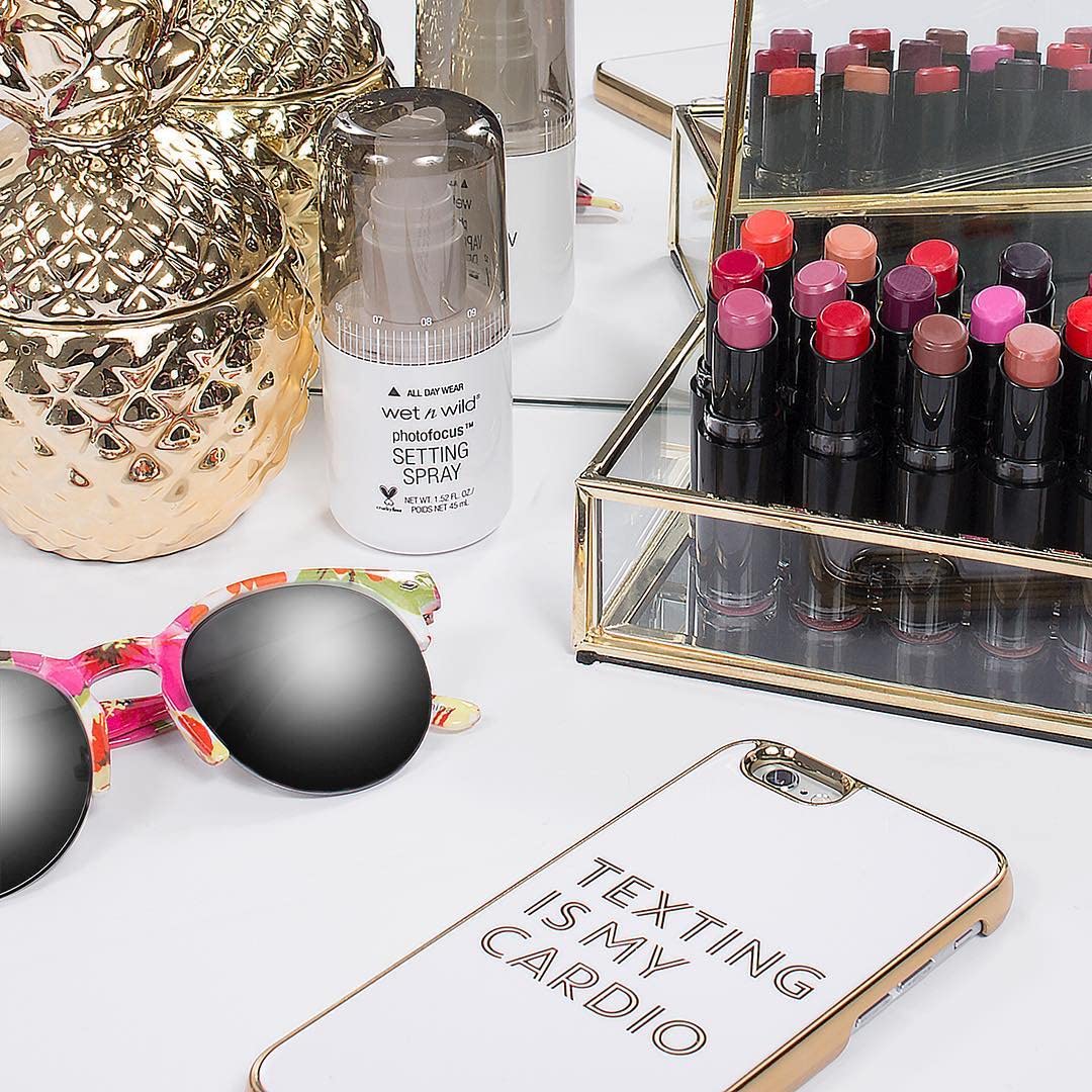 Wet N Wild – Lápiz labial con acabado sedoso, rojo agudo, 0.13 onzas
