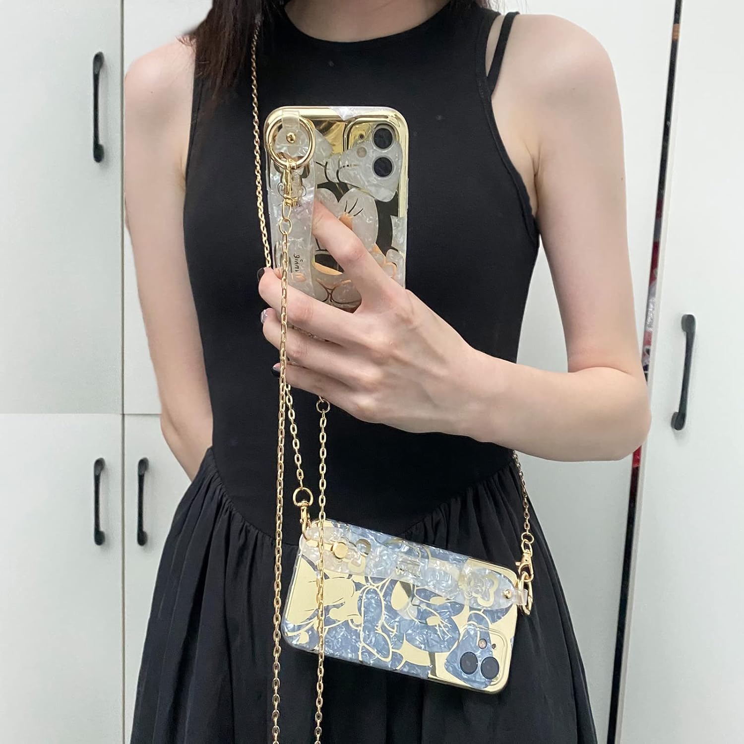 Funda de dibujos animados para iPhone 15 Pro Max de 6.7 pulgadas con protector de pantalla HD, Mickey Mouse con correa para la muñeca, correa de