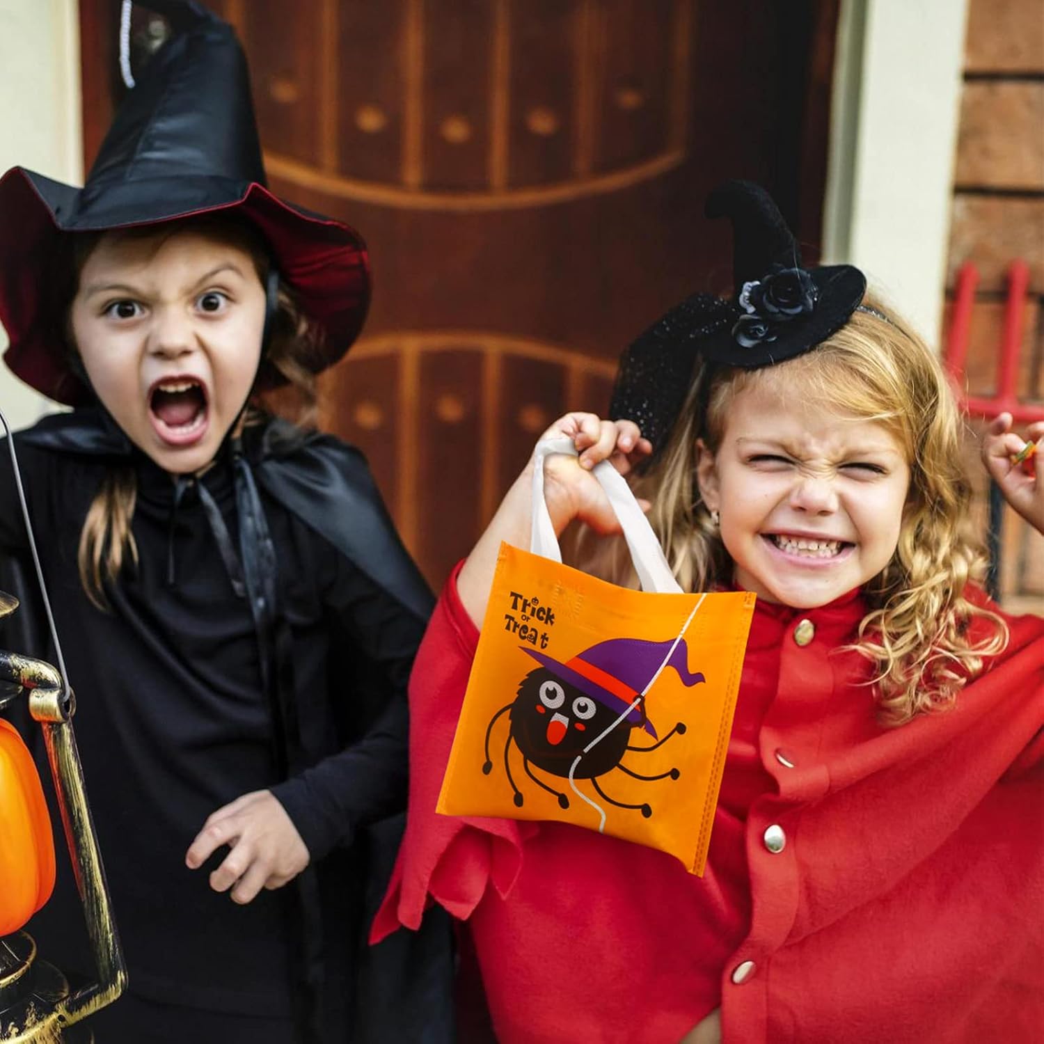 CCINEE 48 bolsas no tejidas de Halloween, 8 diseños de bolsas de regalo reutilizables con asas para niños, bolsas de dulces de Halloween, regalos de