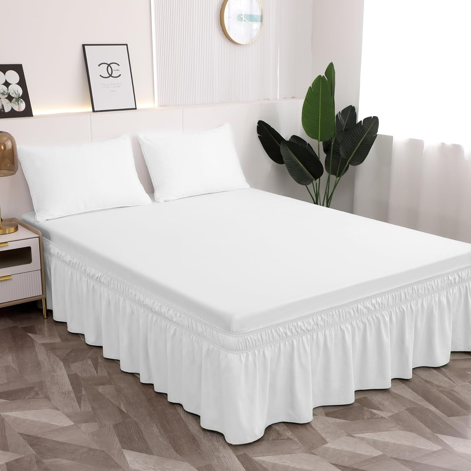 Falda de cama blanca de 16 pulgadas con volantes de polvo solamente, tres lados de tela de microfibra envueltos alrededor con elástico, fácil de