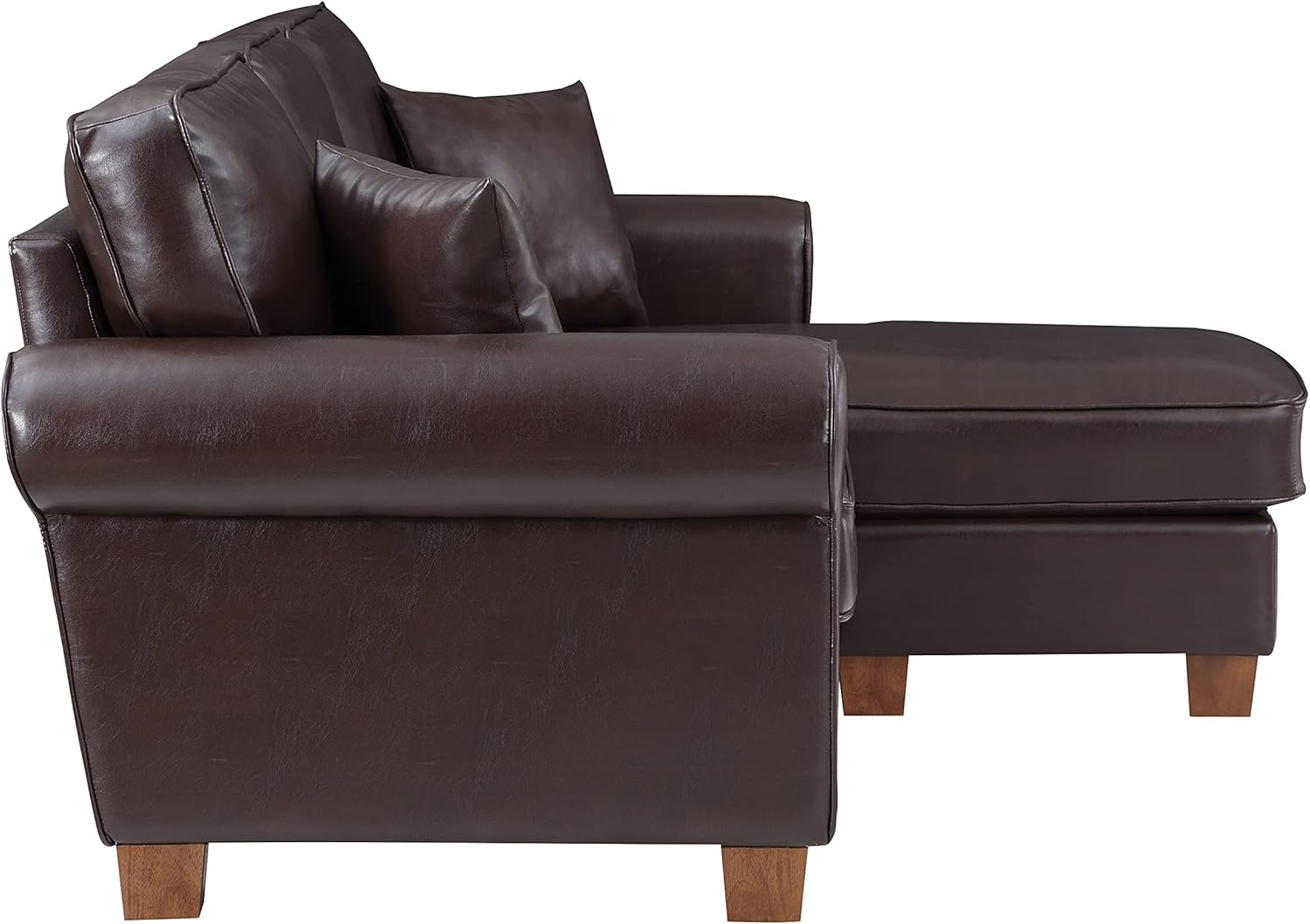 OSP Home Furnishings Rylee – Sofá seccional reversible con brazo enrollado con 2 almohadas y patas con acabado café, piel sintética de cacao