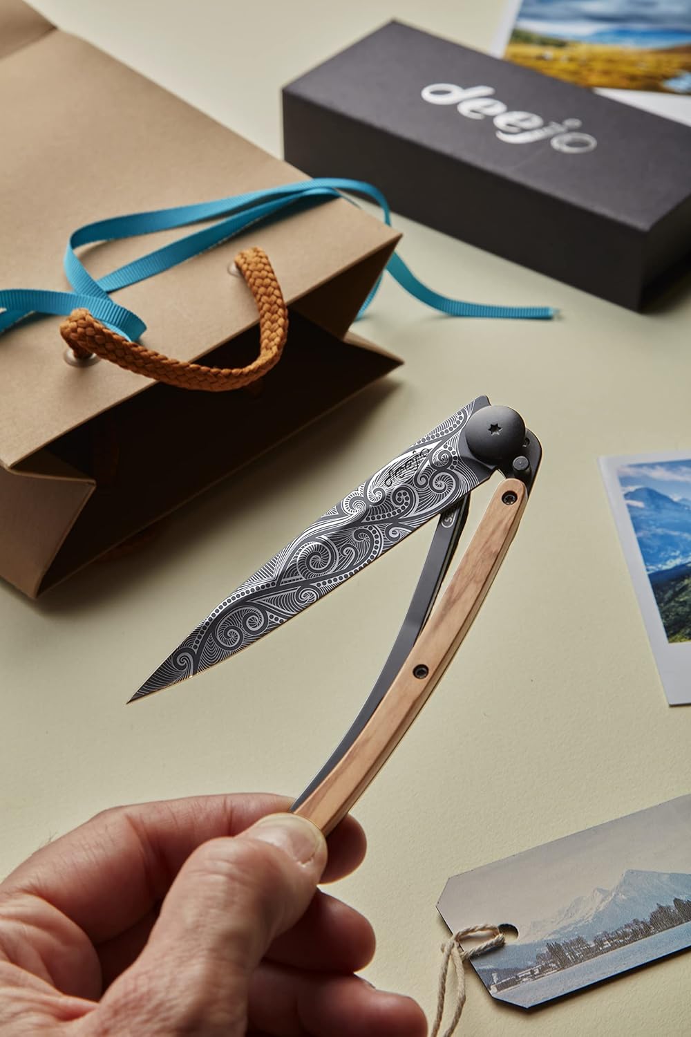 deejo – Serrado 1.3 onzas, madera de olivo, titanio negro, pacífico – Cuchillo plegable de bolsillo ultraligero con clip para cinturón – Acero