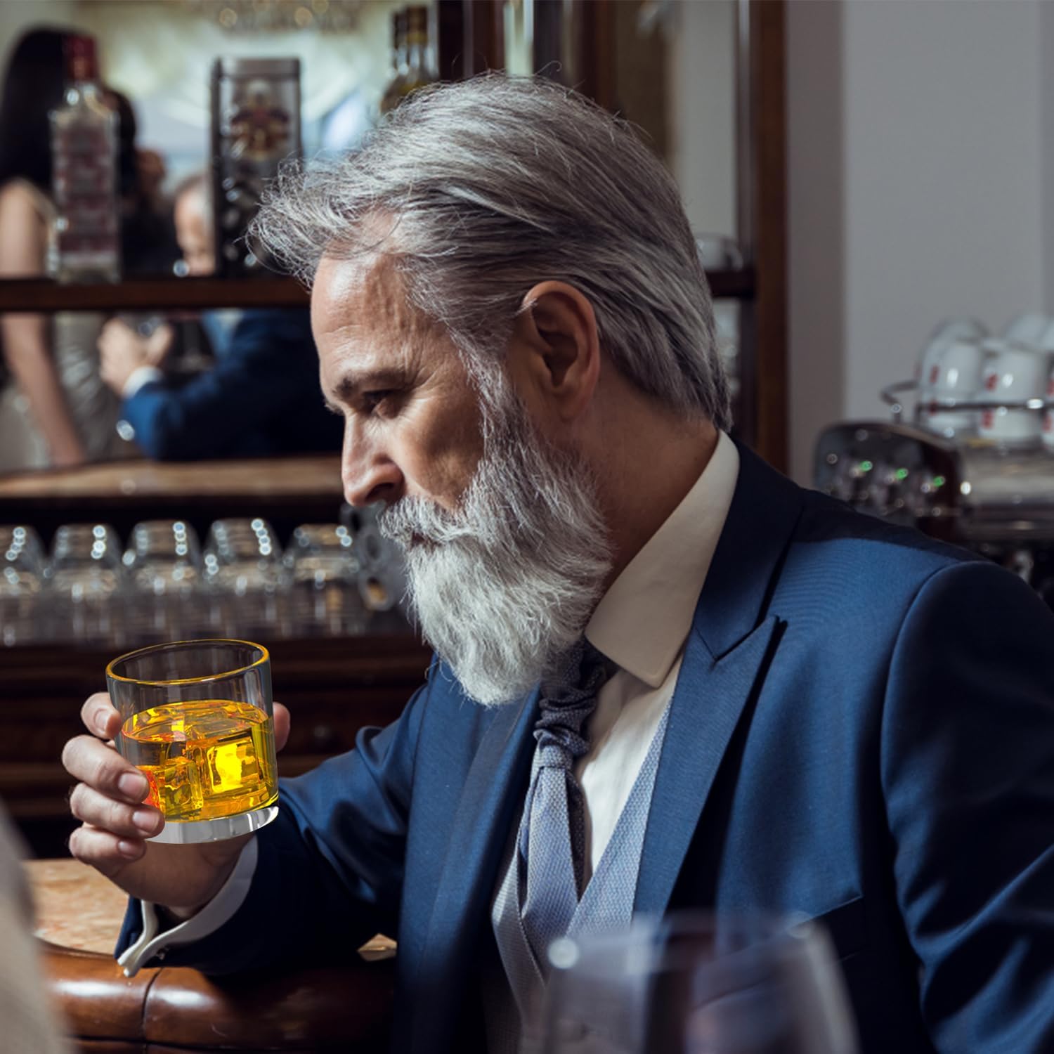 Decantador de whisky con 2 vasos, juego creativo de decantador de whisky de cristal, decantador de whisky bourbon de 25 onzas, decantador de licor