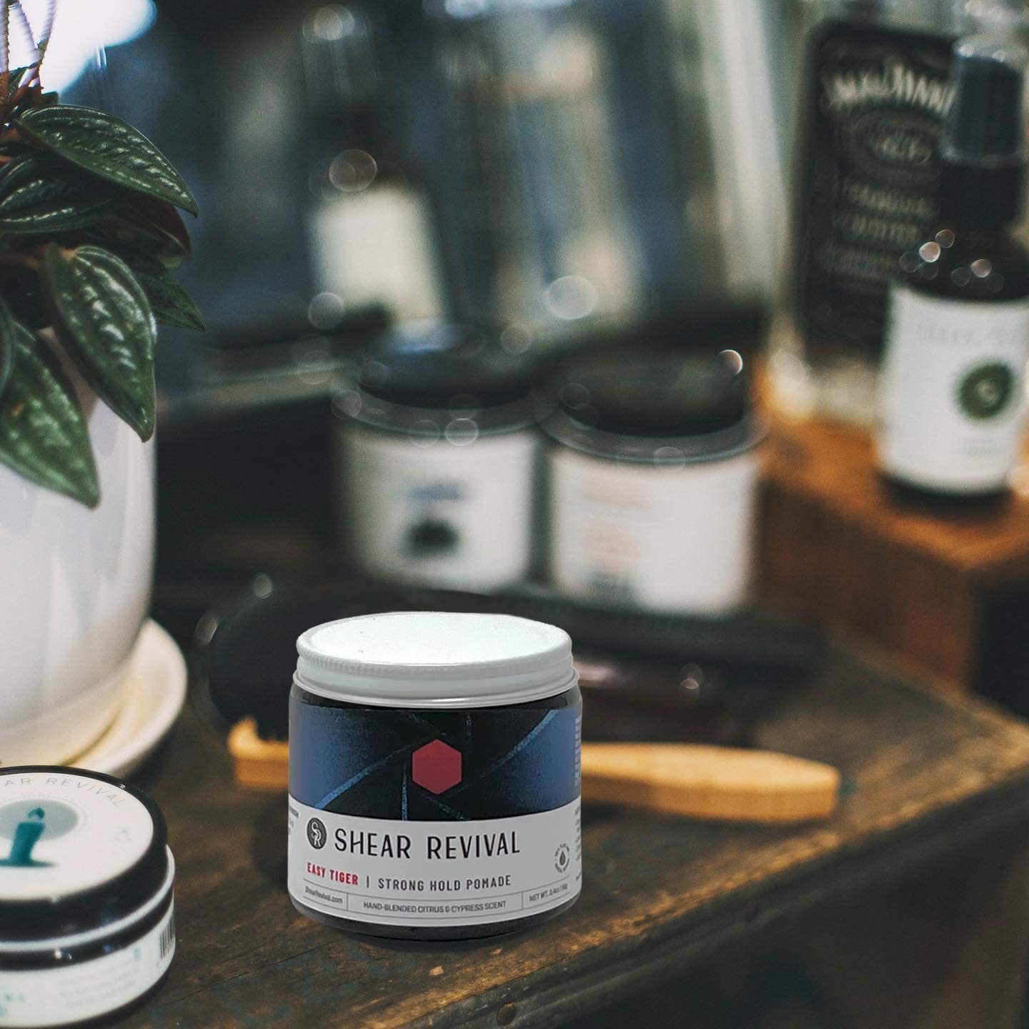 Shear Revival Easy Tiger Pomade  Crema de peinado y aseo para hombres  Fuerte fijación semi-mate  Aroma cítrico acondiciona y revitaliza con manteca