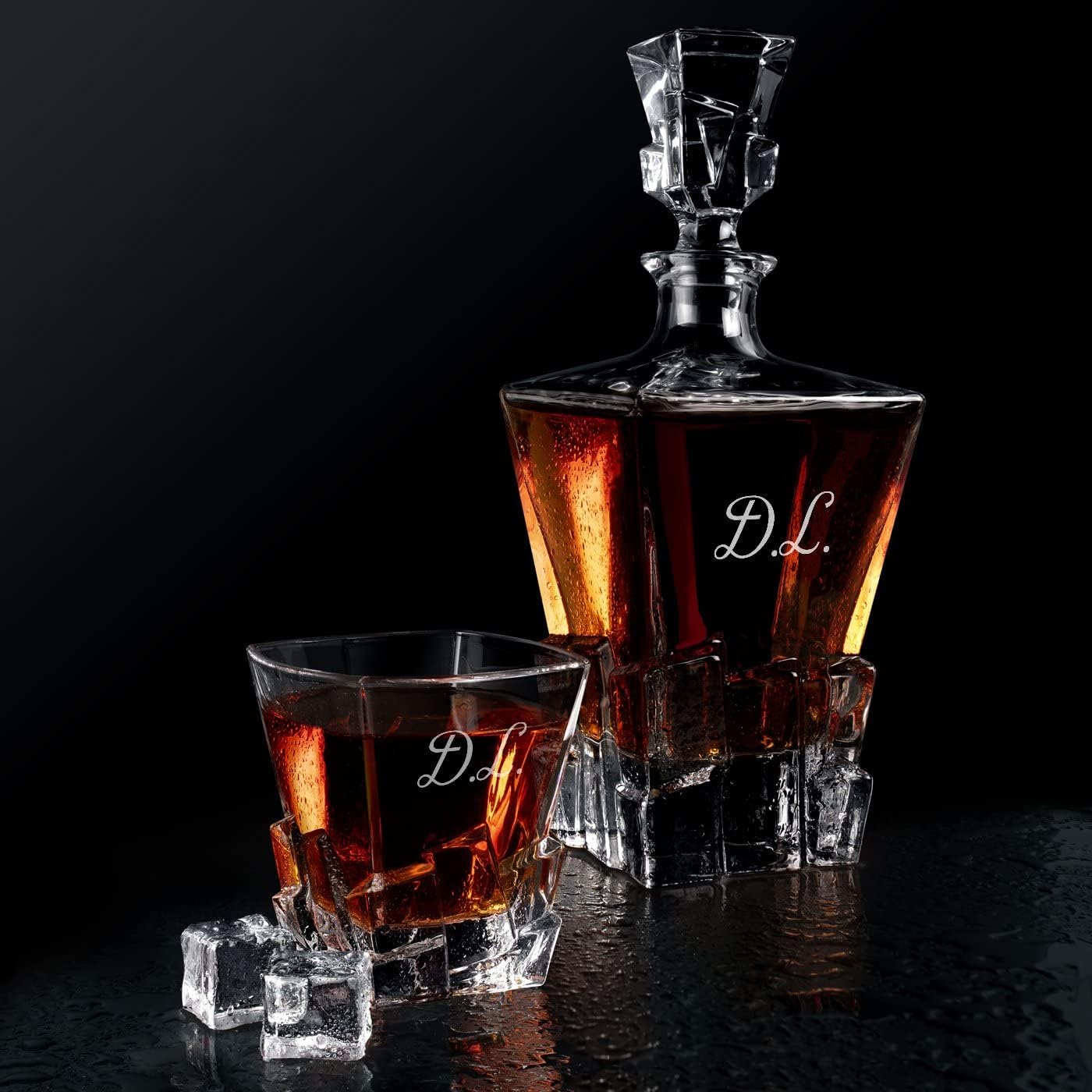 Maverton Decantador de whisky personalizado y 4 vasos para hombre – Elegante juego de whisky con grabado – Modelo de cubitos de hielo – Elegante