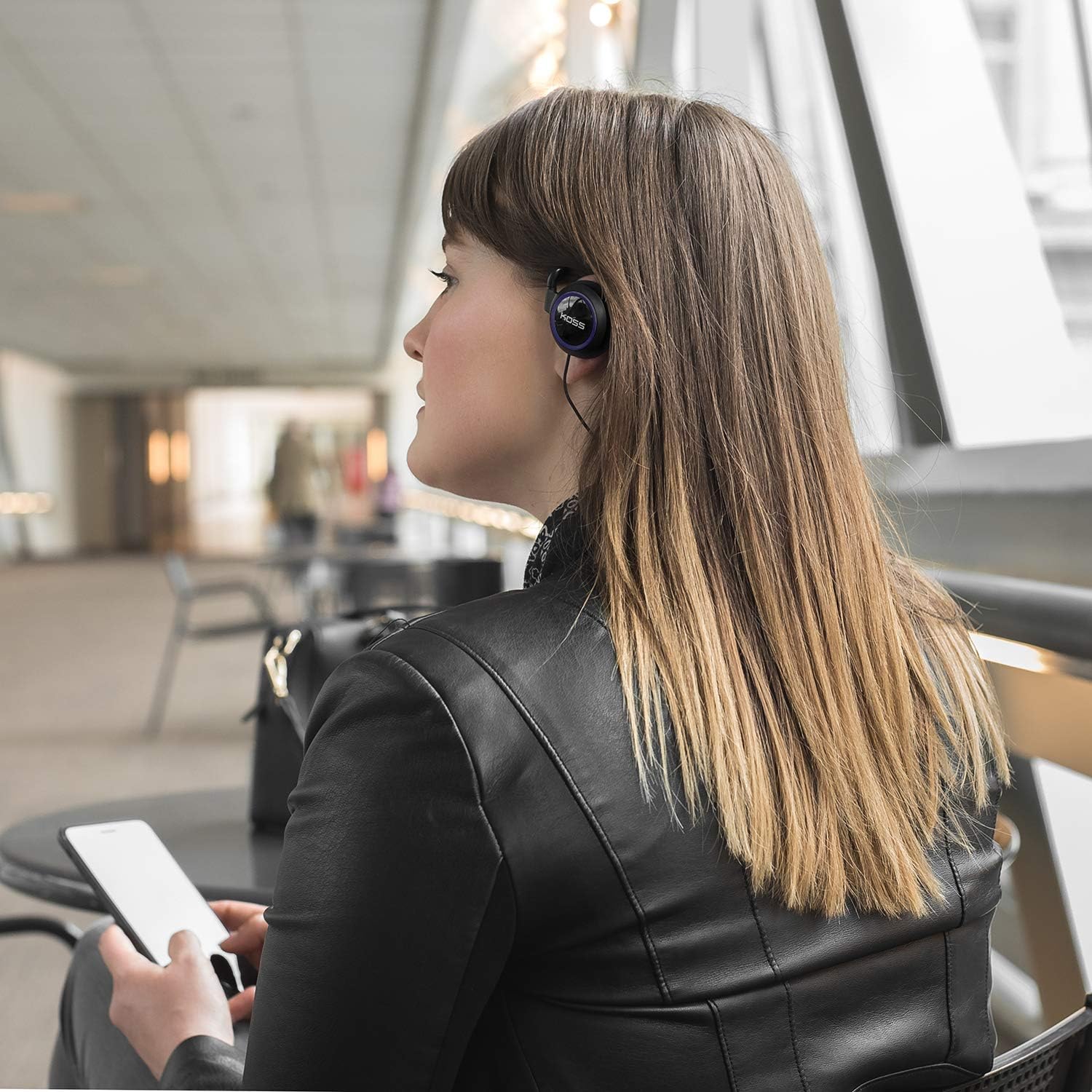 Koss BT221i – Pinzas inalámbricas Bluetooth para los oídos, micrófono en línea, control de volumen y control remoto táctil, resistente al sudor,
