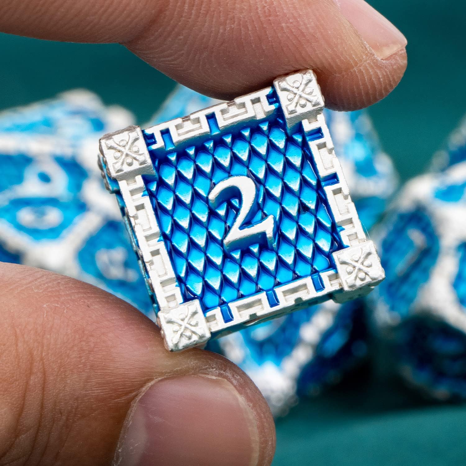 ARUOHHA DND – Juego de dados de metal con caja de regalo, juego de rol a escala de dragón azul, juego de dados poliédricos de 6 caras para D&D de