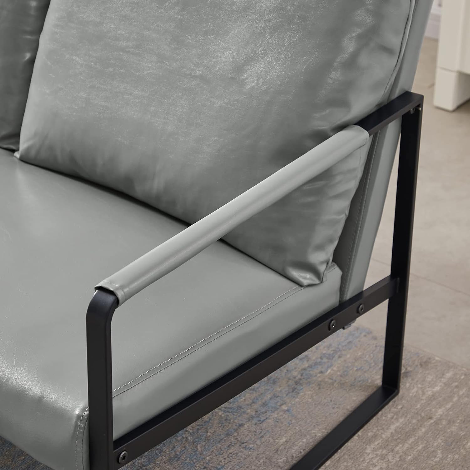 Familymill Sillón moderno de mediados de siglo, sofá individual de piel sintética con respaldo acolchado extra grueso y cojín de asiento para sala
