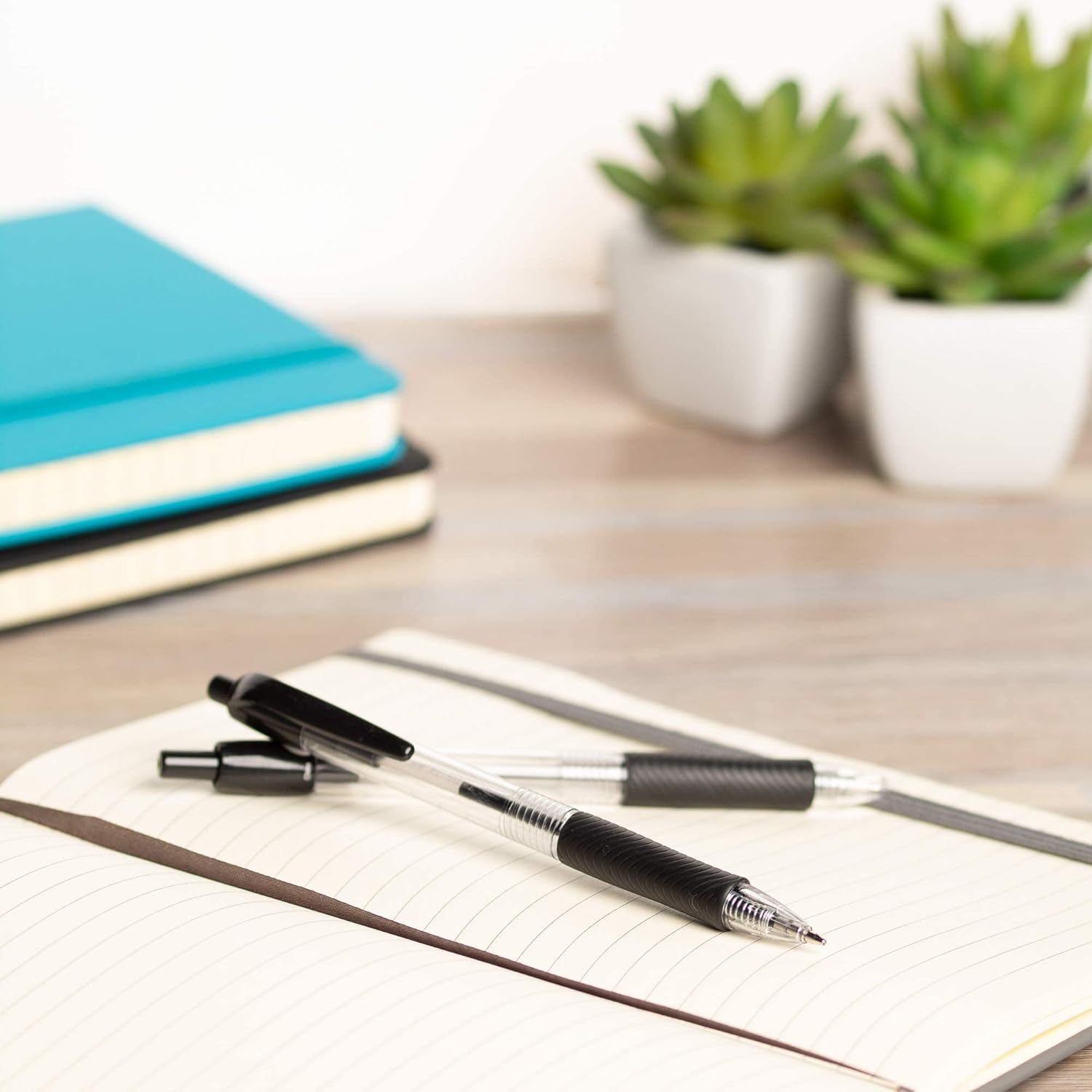 Simply Genius Bolígrafos a granel, paquete de 50 bolígrafos retráctiles de oficina, ideales para escuelas, cuadernos, diarios y más, agarre cómodo y