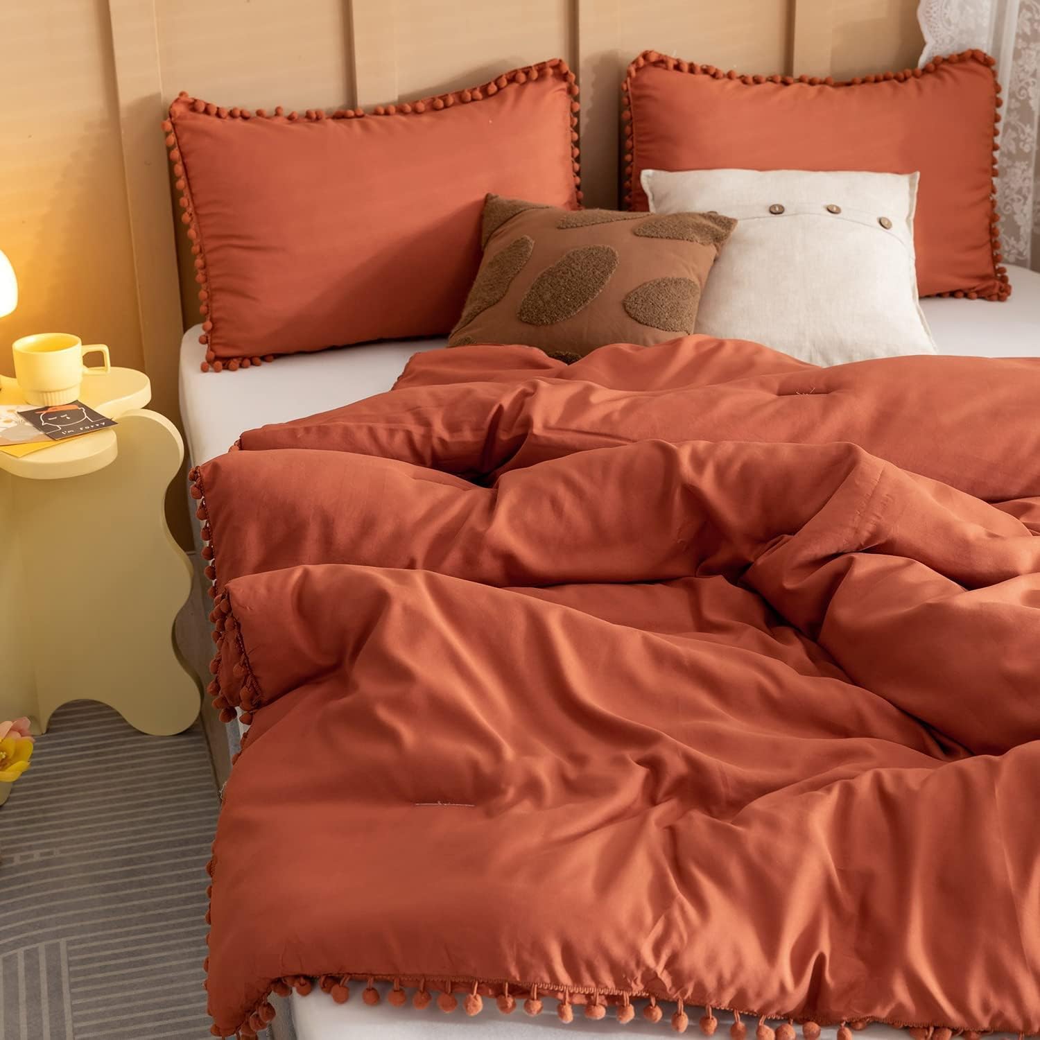 YIRDDEO Juego de edredón de terracota tamaño California King de 3 piezas, ropa de cama bohemia con pompones, color naranja quemado, juego de ropa de