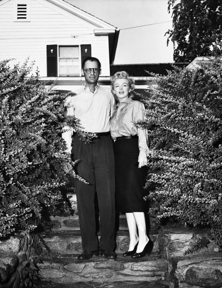 Miller & Monroe 1956 El dramaturgo namericano Arthur Miller y la estrella de cine Marilyn Monroe fotografiados frente a la casa de verano de MillerS