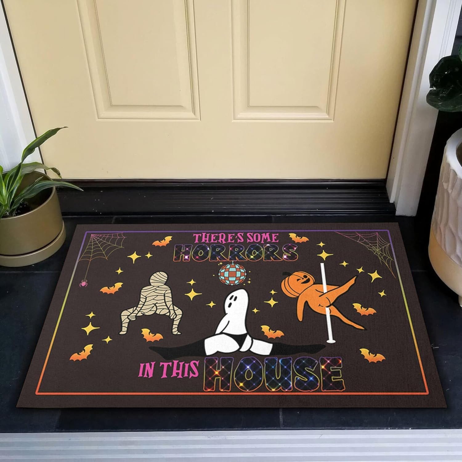 Tapete con texto en inglés “There’s Some Horrors in This House”, divertido tapete para puerta de Halloween, divertido tapete de bienvenida de