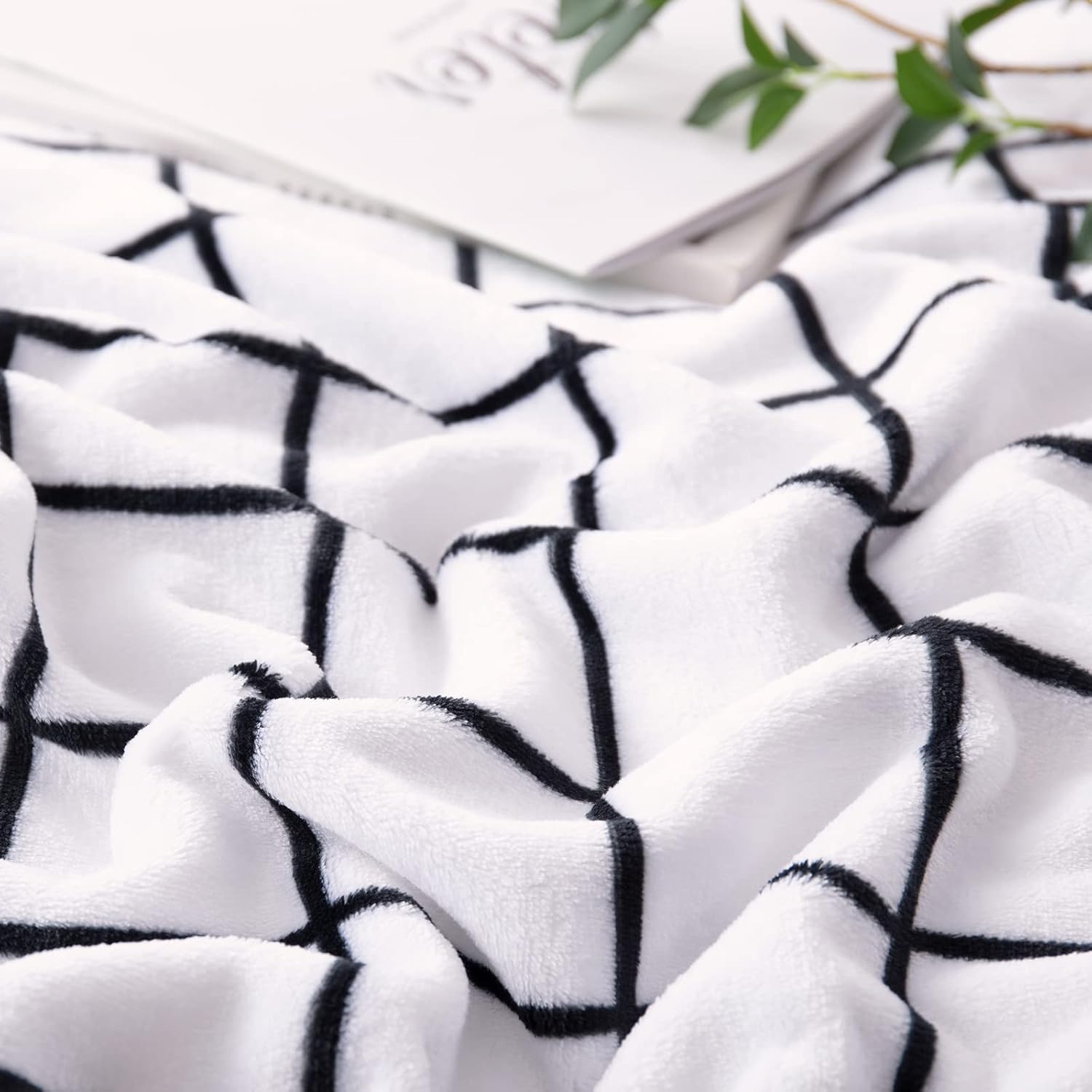 Bertte cobija de terciopelo, decorativa, franela supersuave, 50×60″, a cuadros blanco y negro. Acolchada, acogedora, cálida, liviana y duradera