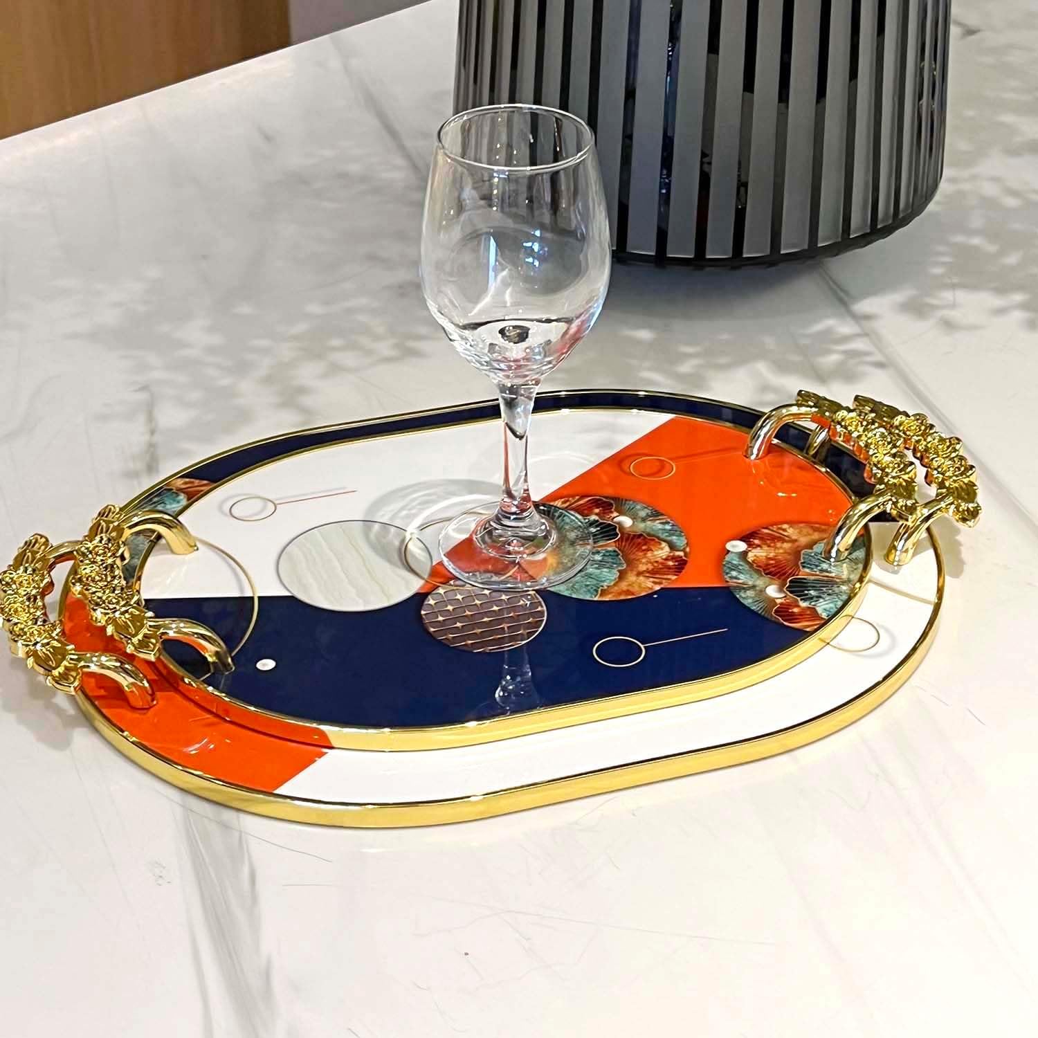 Zosenley Bandeja decorativa, juego de 2 bandejas de plástico con asas doradas, bandeja ovalada de tocador para baño, cocina, otomana y mesa de café