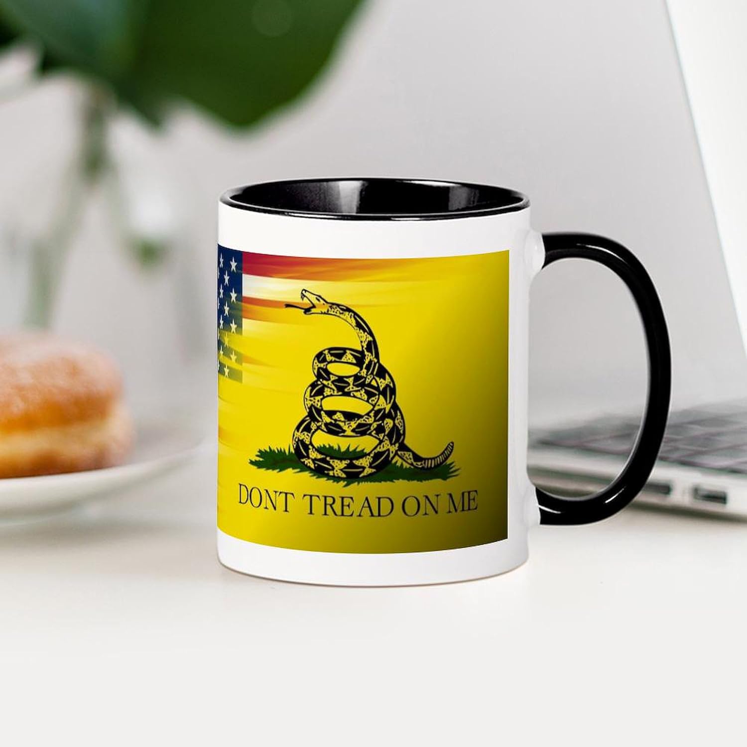 CafePress Taza de café de cerámica con la bandera americana, con texto en inglés “Don’t Tread On Me”, taza de té de 11 onzas