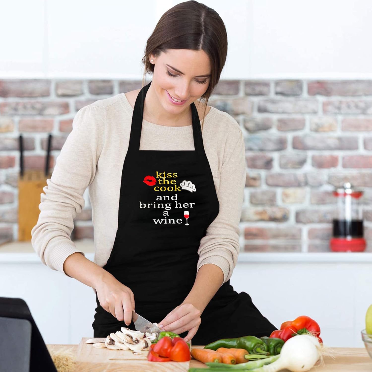 Divertido delantal para mujer con bolsillos – Kiss The Cook And Bring Her (tejido bordado, talla única), Negro –
