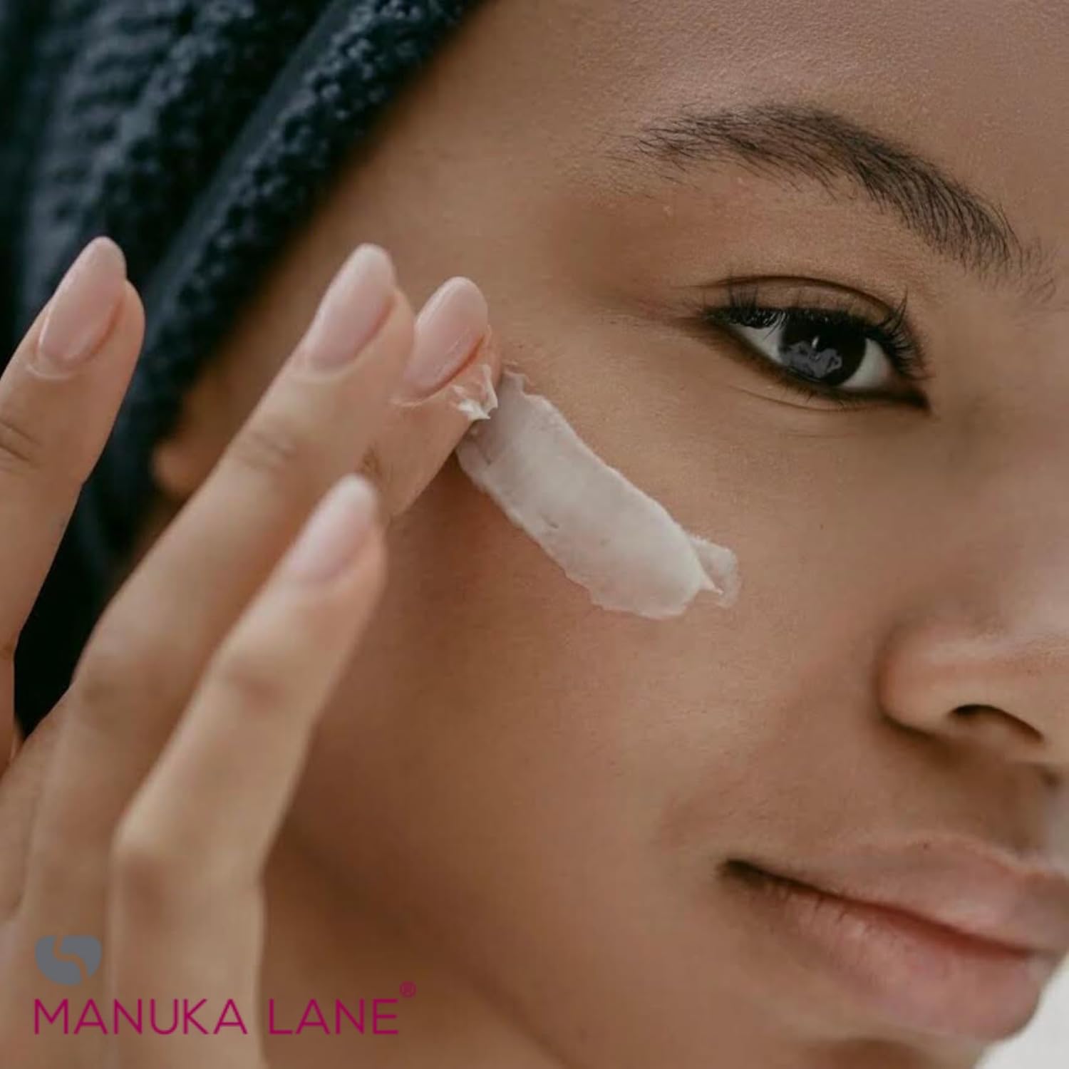 Crema de noche con vitamina C para cara y cuello con aceite de onagra, miel de manuka y aceite de almendras dulces  Fórmula a base de plantas