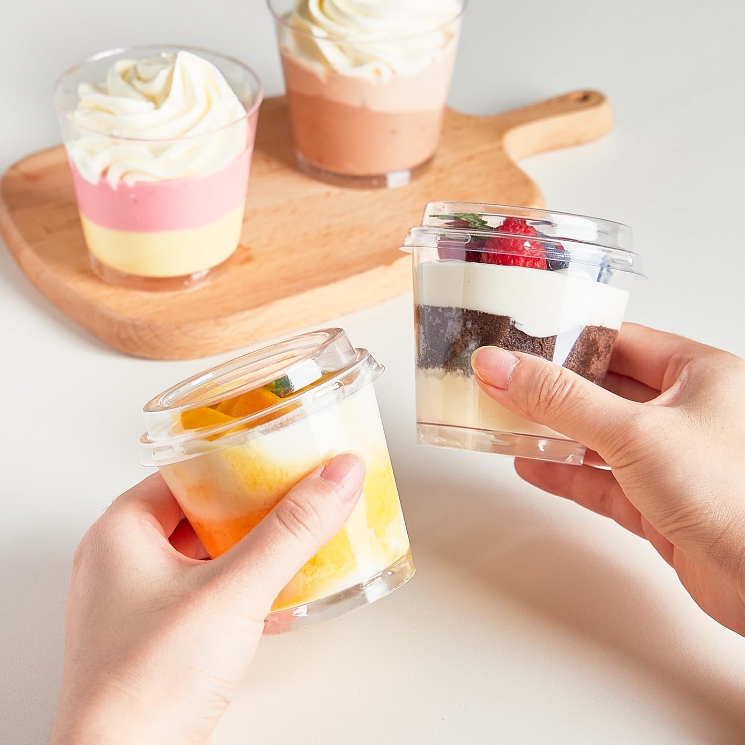 Qeirudu Paquete de 50 vasos de plástico de 6 onzas con tapas para postres, mini tazas de postre con cucharas, tazas redondas para servir yogur,