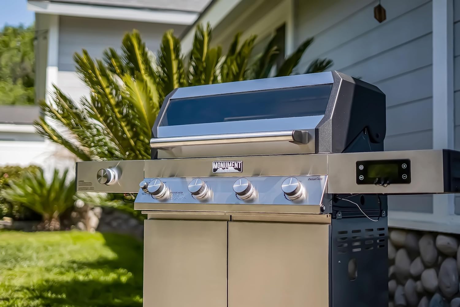 Monument Grills Denali D405 – Parrilla de barbacoa inteligente de gas propano líquido de 4 quemadores de acero inoxidable con placa de cocción (2