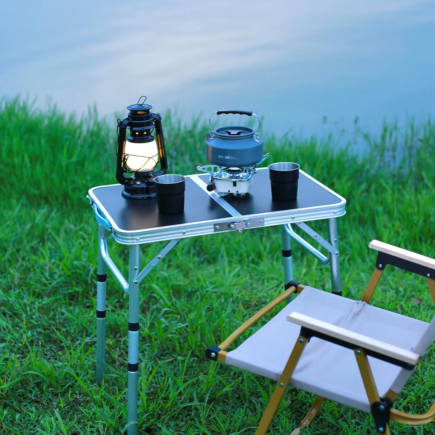 Mesa plegable pequeña de 2 pies, mesa de campamento portátil con soportes de malla, altura ajustable de aluminio ligero, con asa de transporte para