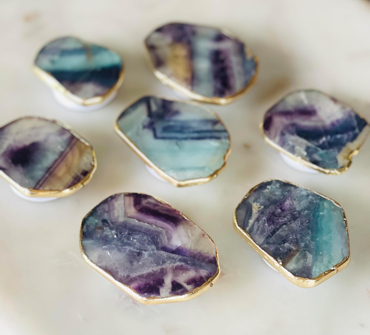 Grips by CRYSTALFY Rainbow Fluorite Gold Edge – Soporte para teléfono y soporte para teléfono con cristal auténtico, piedras preciosas naturales
