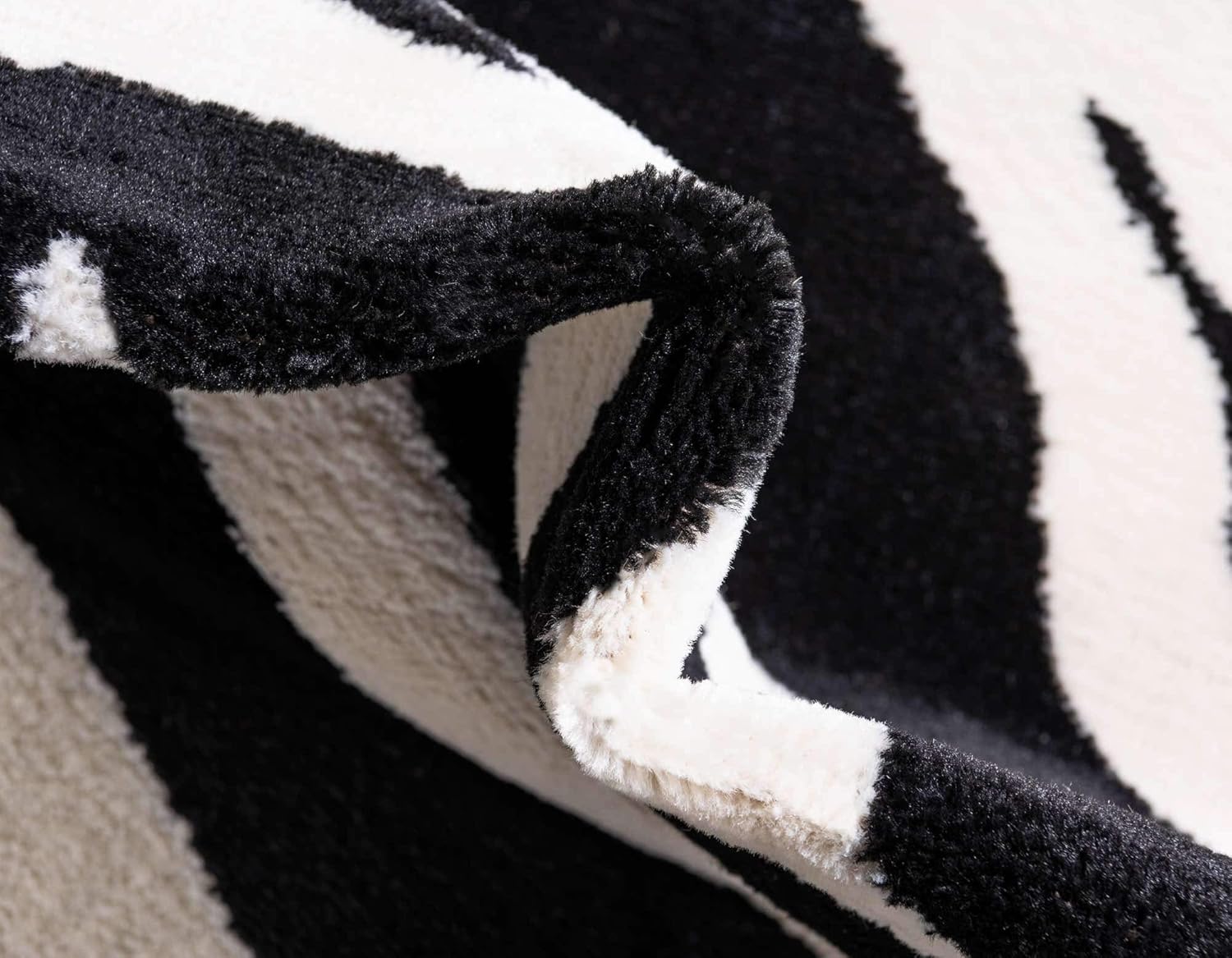 Unique Loom Wildlife Collection – Alfombra de área Okapi (7′ 1″ x 10′ Rectángulo NegroCrema)