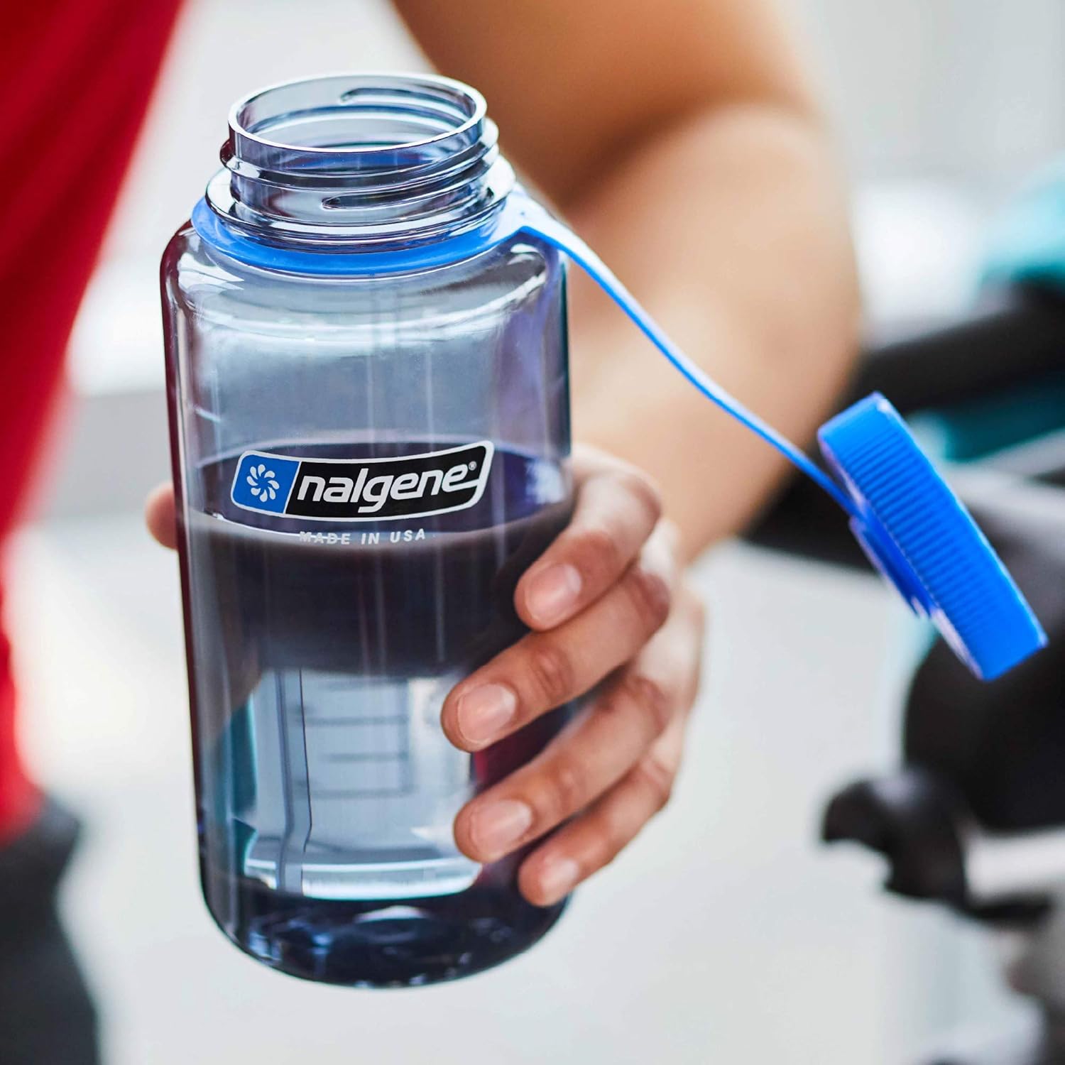 Nalgene Sustain Botella de agua Tritan sin BPA hecha con material derivado del 50 % de residuos de plástico, 946 ml, boca ancha, color rojo