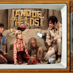 Land of The Lost TV – Imán para nevera de 2 x 3 pulgadas, diseño nostálgico vintage de caricaturas de sábado por la mañana Land of The Lost TV – Imán para nevera de 2 x 3 pulgadas, diseño nostálgico vintage de caricaturas de sábado por la mañana