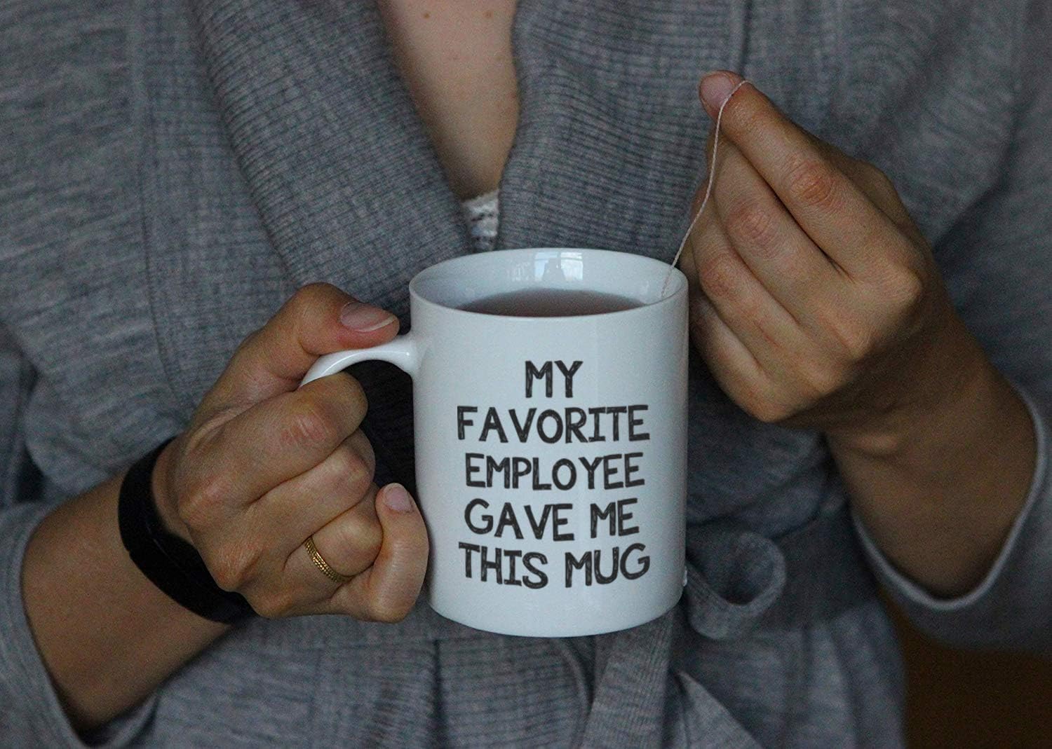 Divertida taza de café de oficina con texto en inglés My Favorite Employee Gave Me This Mug  Regalo de oficina de broma para jefe  Regalos únicos de