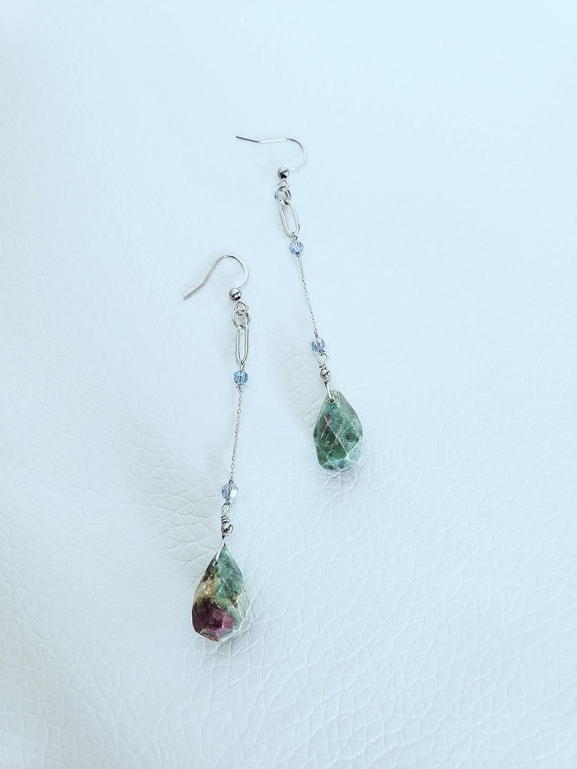 Collar y Aretes en Plata Esterlina con una bella Piedra Ruby en color verde con toque de rosado y un cristal verde claro.