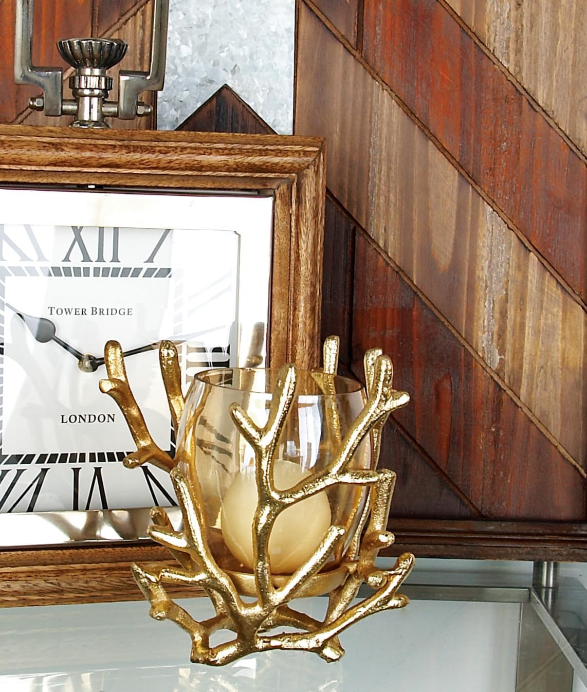 Deco 79 Lámpara de aluminio para huracán de pilar con diseño coral, 5 “x 5” x 6 “, oro