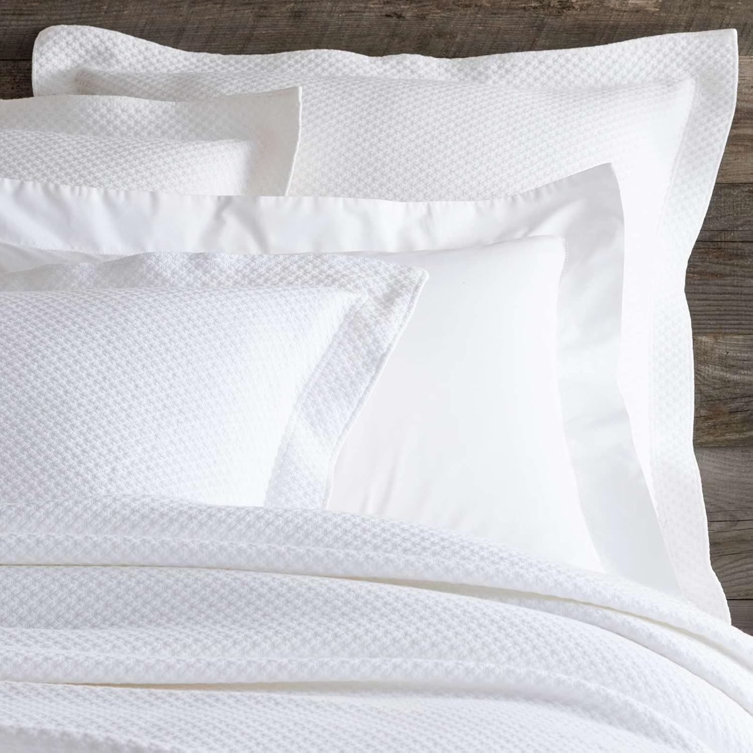 Pine Cone Hill Funda de Matelasse blanca Petite Trellis tamaño europeo, patrón sólido blanco