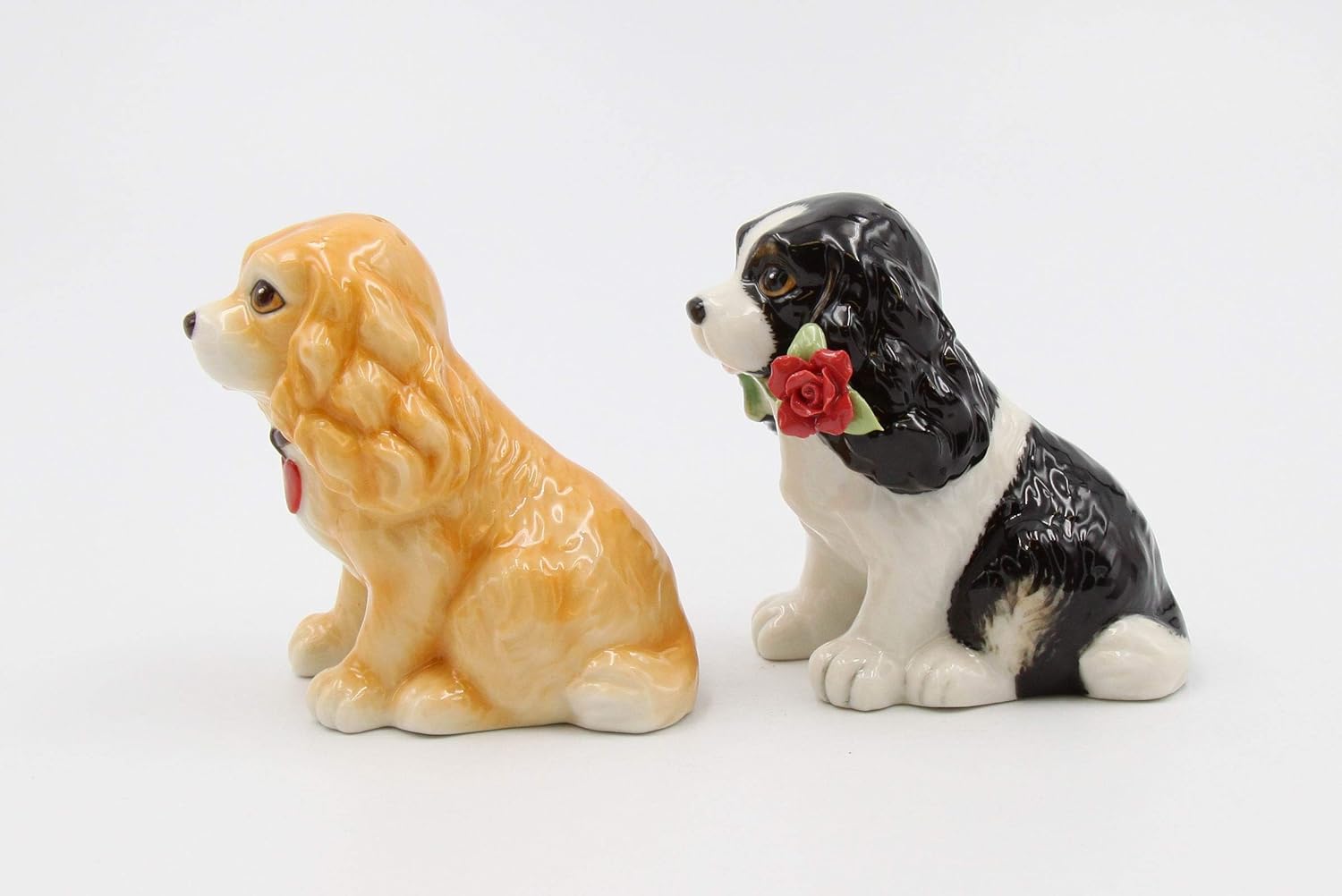 Juego de cocker spaniel de San Valentín de porcelana fina con cuello de corazón rojo y salero y pimienta de rosa roja, 3-14 pulgadas de largo