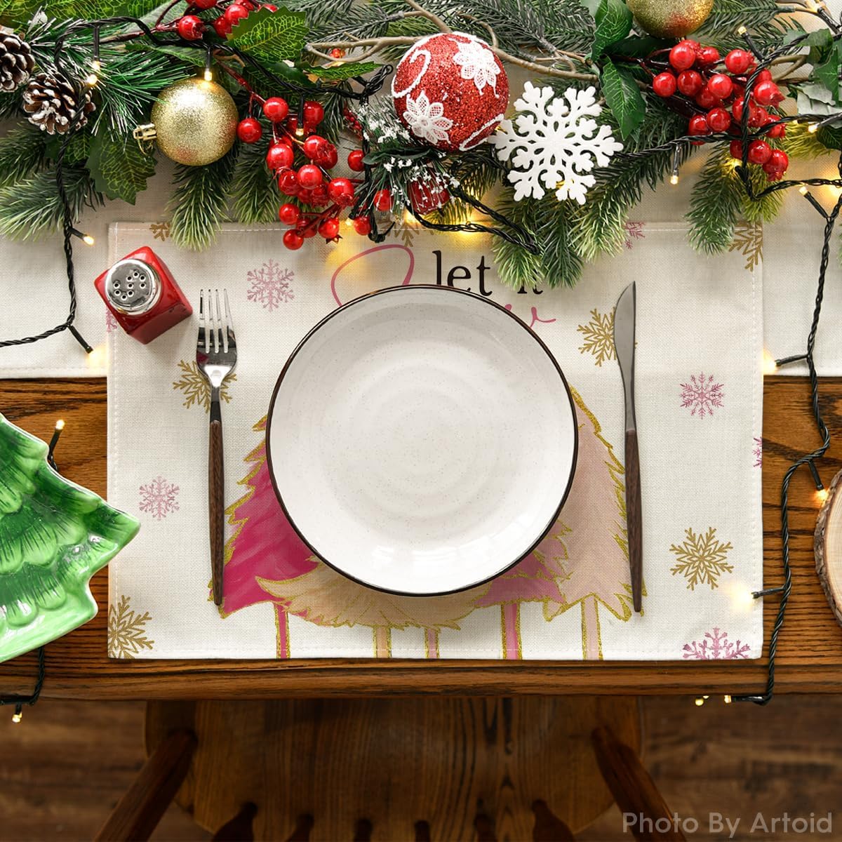 Artoid Mode Juego de 4 manteles individuales de invierno con diseño de árbol de Navidad, diseño de copo de nieve rosa de 12 x 18 pulgadas para