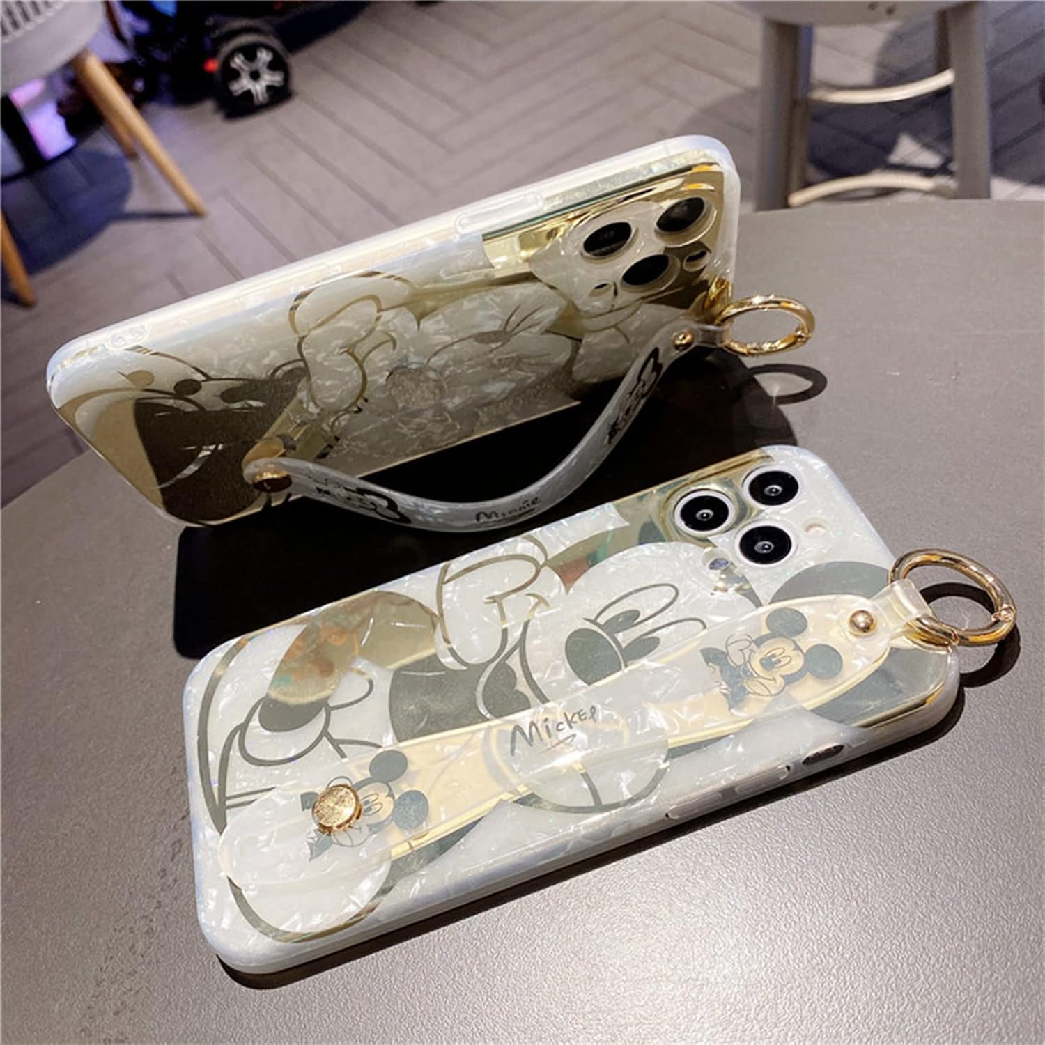 Funda de dibujos animados para iPhone 15 Pro Max de 6.7 pulgadas con protector de pantalla HD, Mickey Mouse con correa para la muñeca, correa de