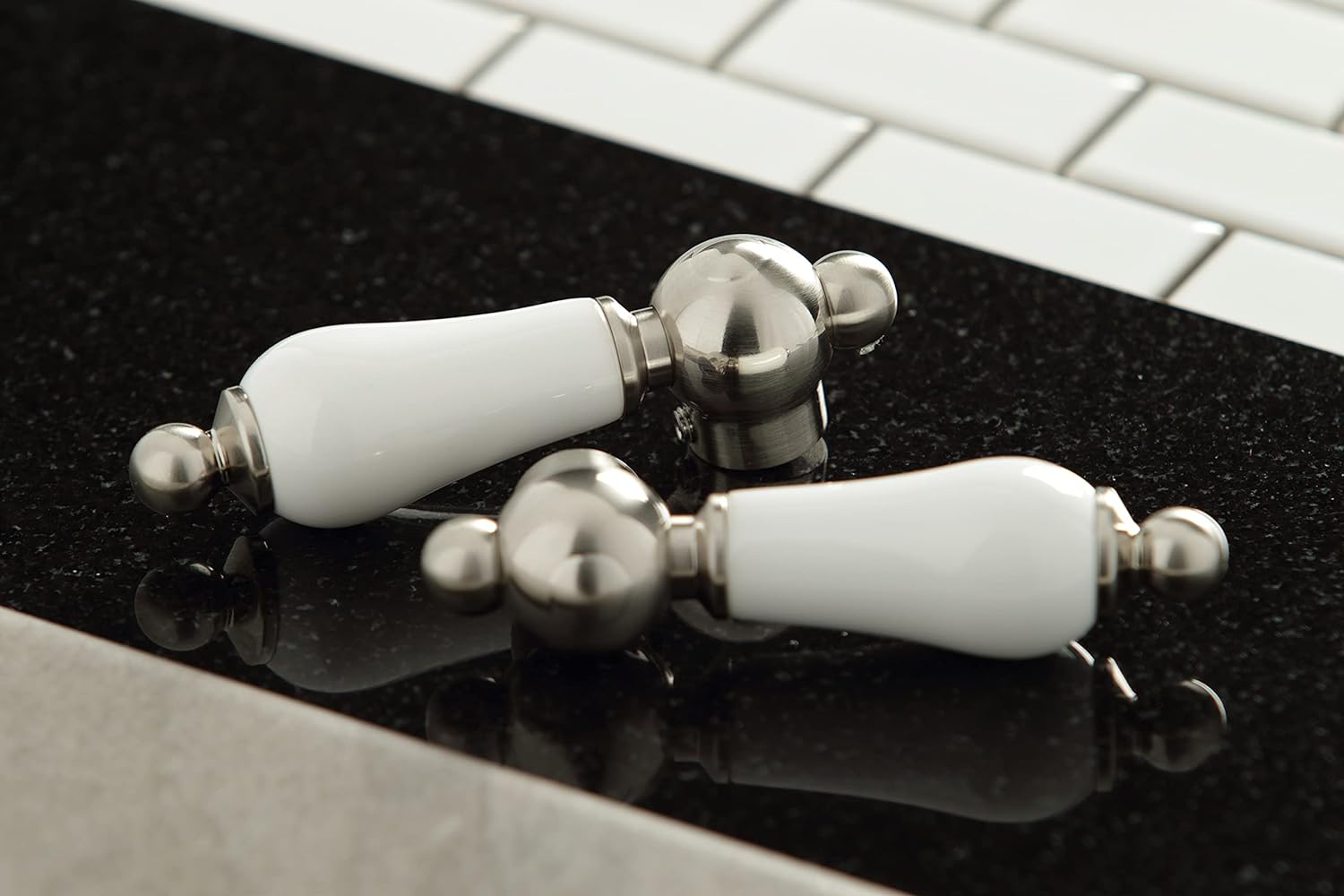Kingston Brass KB1978PL Heritage – Grifo de lavabo generalizado con mango de palanca de porcelana, níquel cepillado