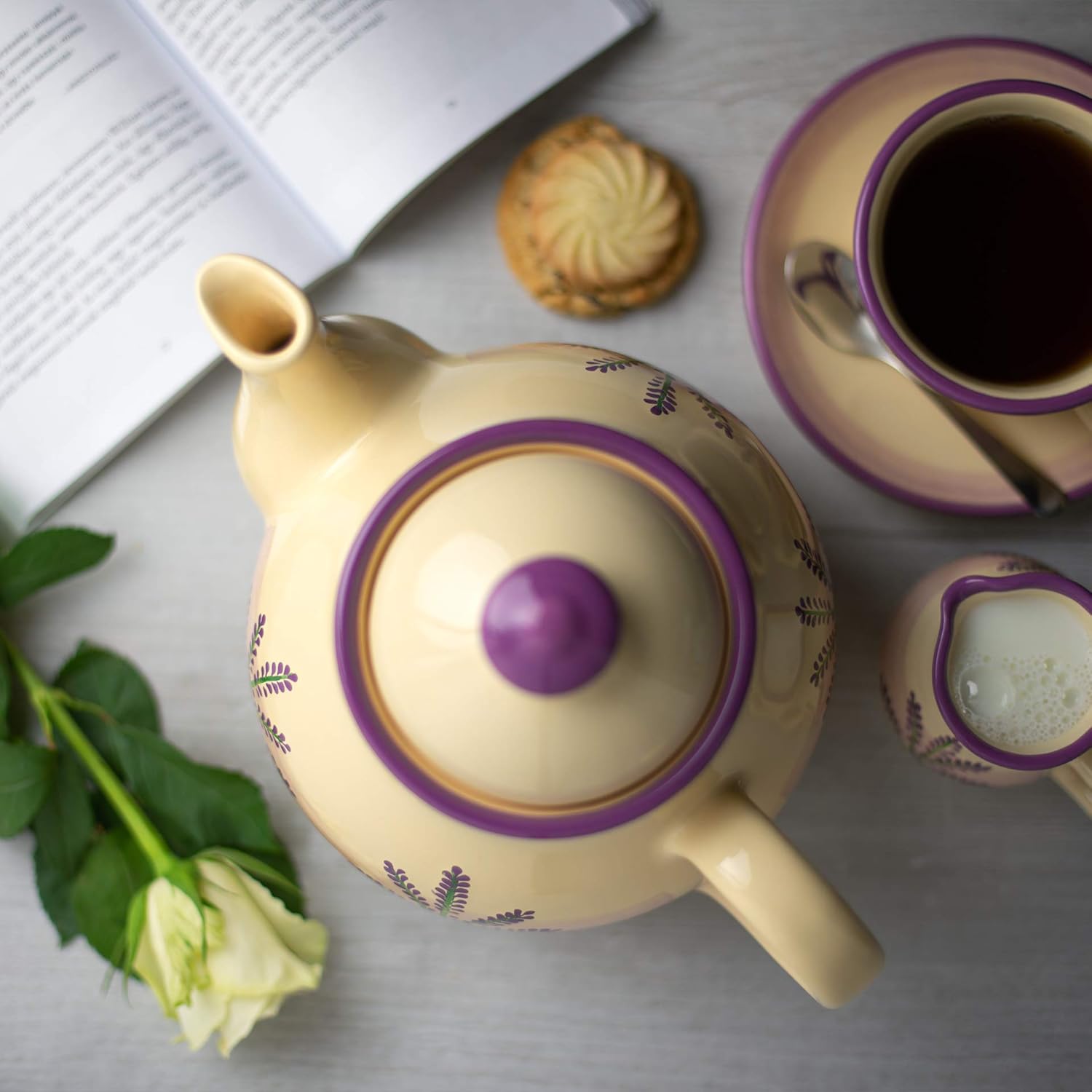 Tetera de cerámica grande hecha a mano con diseño floral de lavanda, morado y crema, 4-6 tazas con asa y tapa, regalo único de inauguración de la