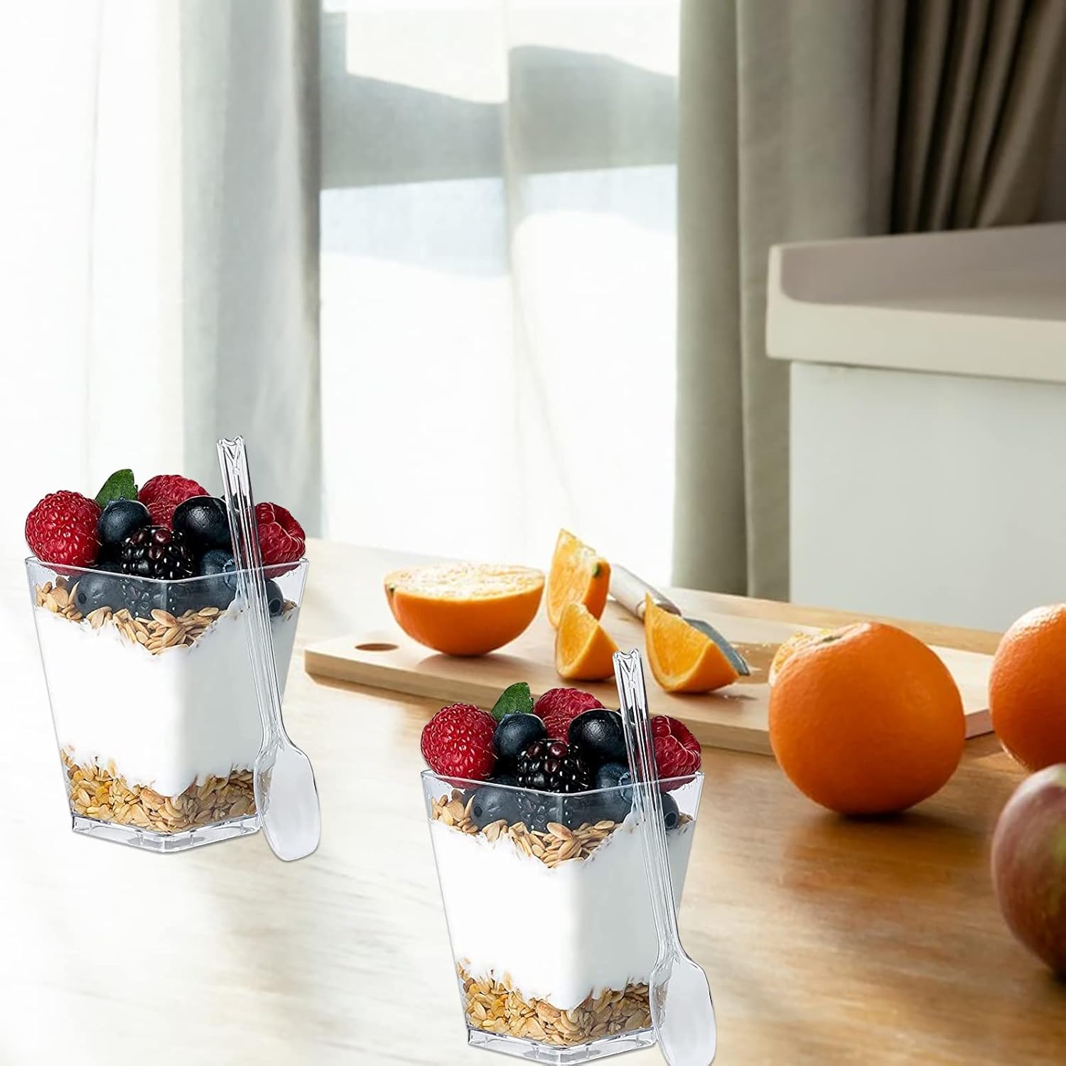 LISHINE Paquete de 100 tazas de postre de plástico de 5 onzas con tapas y cucharas, tazas de yogur para parfait con tapas, tazas desechables para