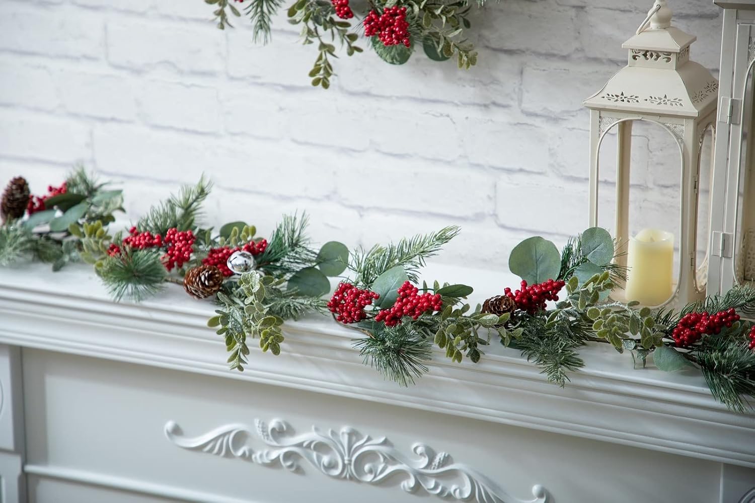 LOHASBEE Guirnalda de Navidad artificial, guirnalda de eucalipto de cono de pino de 5 pies con bayas rojas, campanas y purpurina verde para Navidad,