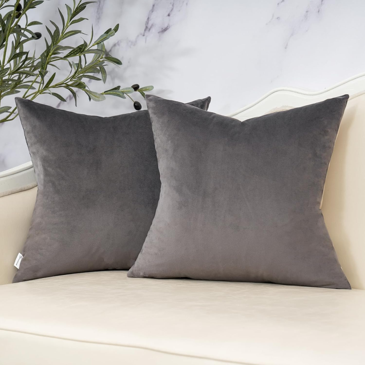 Yamminess Paquete de 2 fundas de almohada decorativas de 18 x 18 pulgadas, fundas de cojín de piel sintética beige y terciopelo gris, fundas de