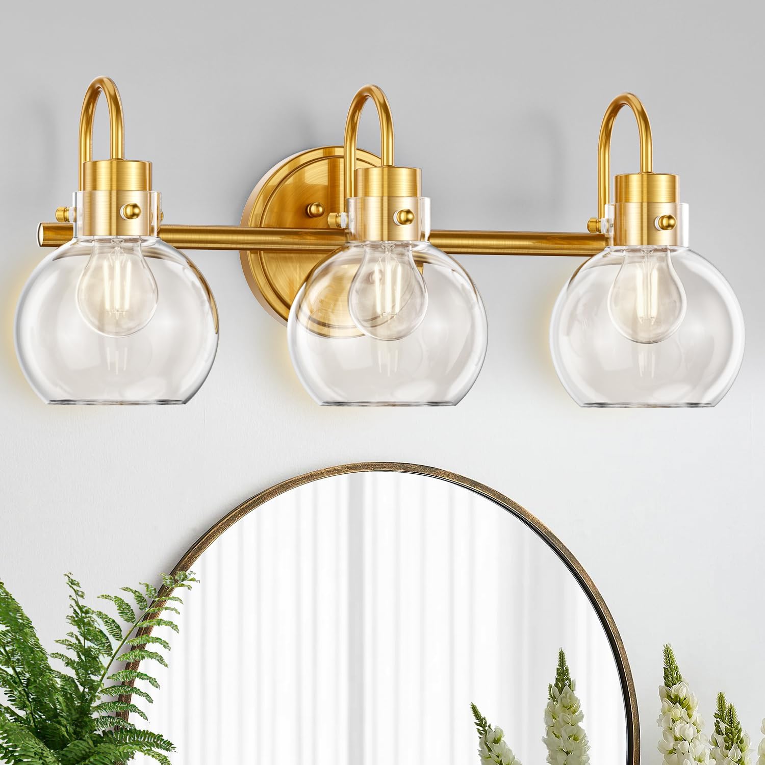 Lámpara de tocador de 3 luces, lámparas de baño de latón cepillado, apliques de pared de granja con pantalla de vidrio transparente de globo,