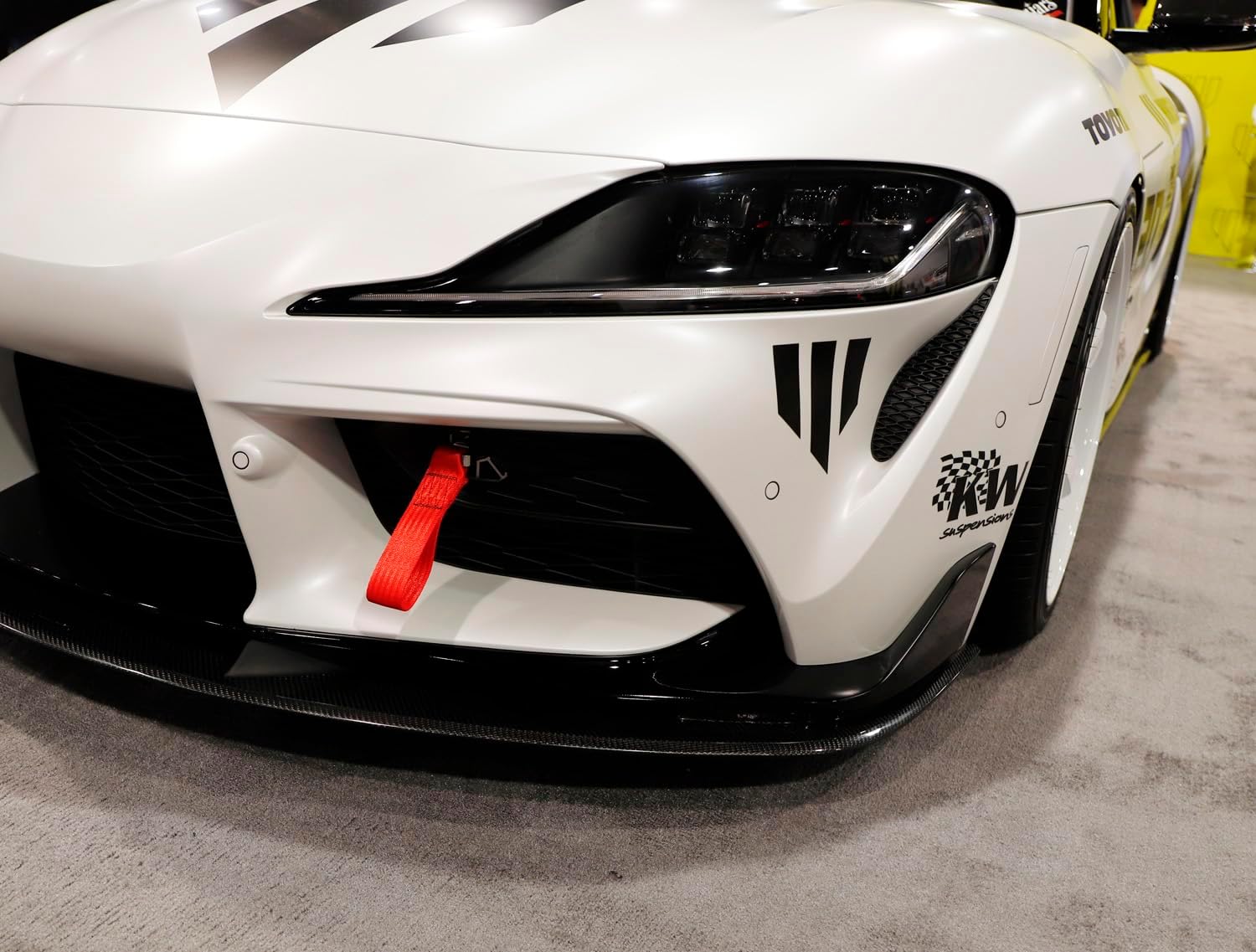 iJDMTOY Juego de correa de gancho de remolque de carreras de alta estética roja compatible con Toyota Supra GR 2020 en adelante, hecha de varilla de