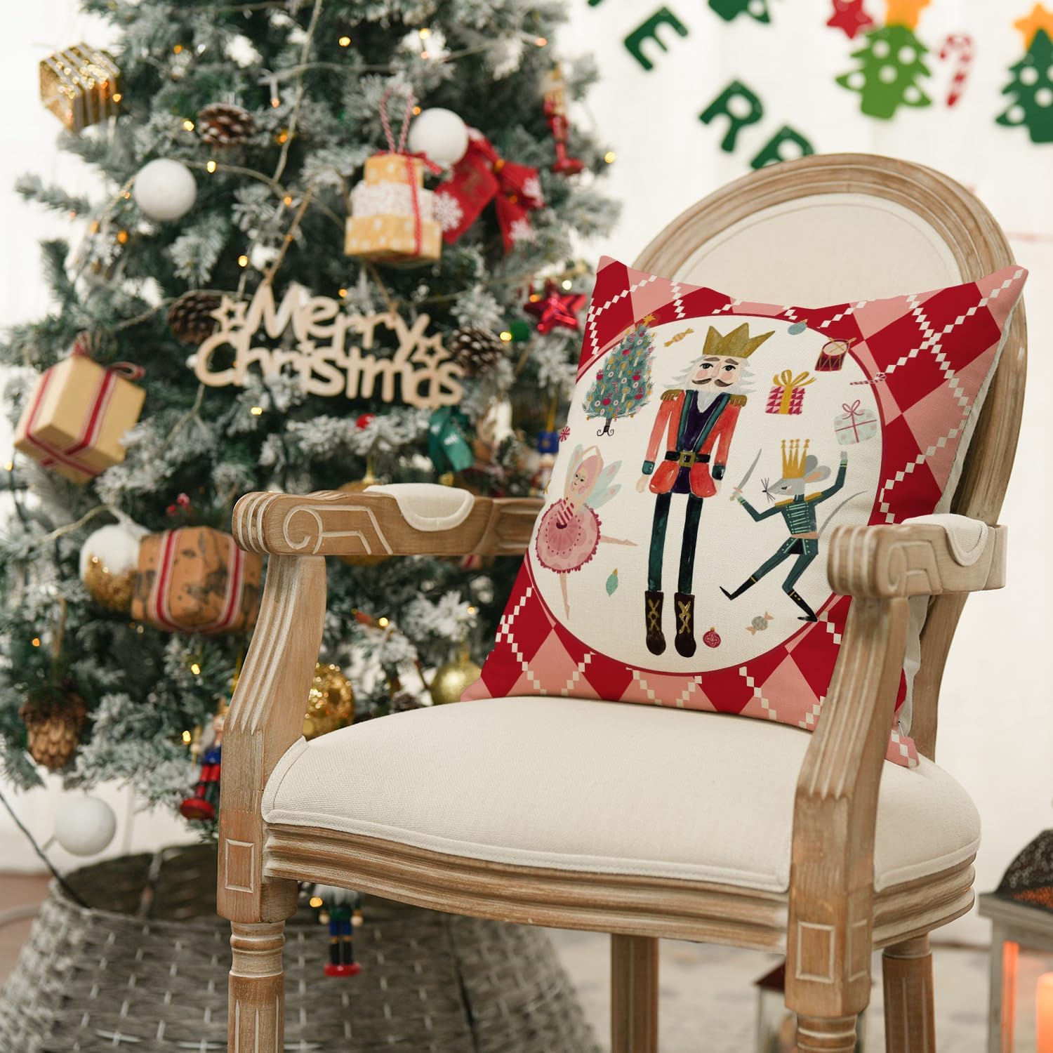 AVOIN colorlife Juego de 4 fundas de almohada rojas con cascanueces de Navidad de 18 x 18 pulgadas, para decoración de sofá y fiesta de invierno