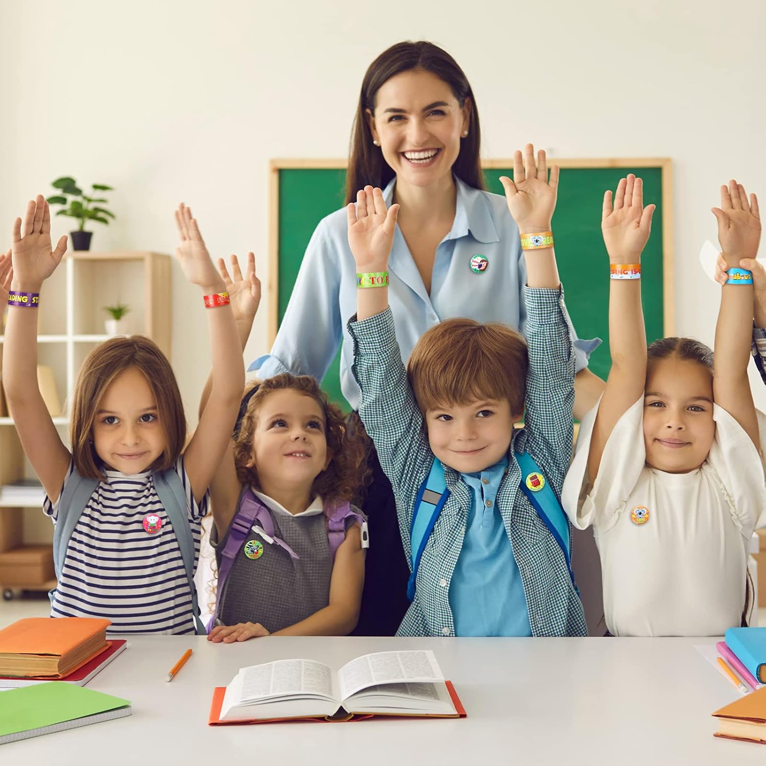 Frienda 60 pulseras con botones y pines para lectura, insignias para el aula, recompensas para profesores, premios, regalos de fiesta de escuela