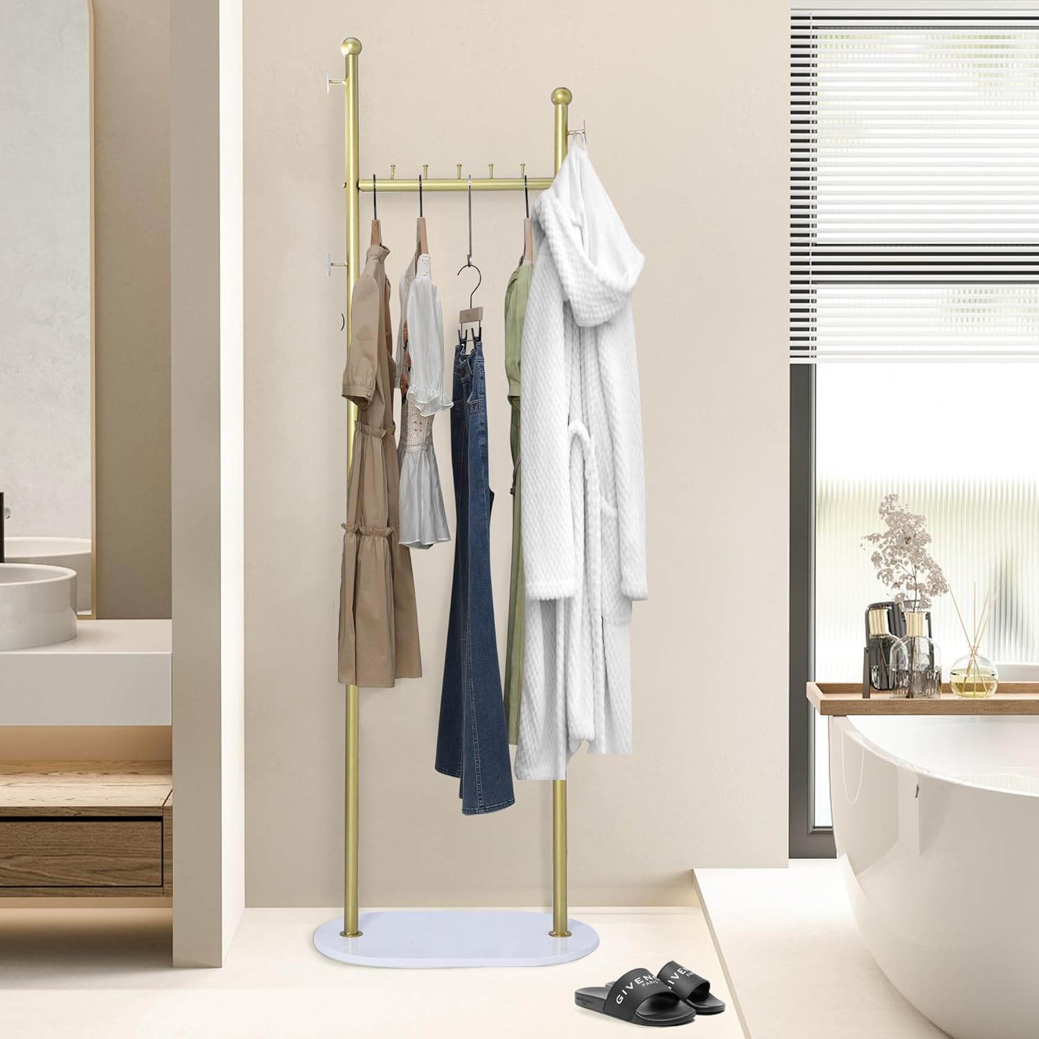 uyoyous Percheros dorados con base de madera, estantes de ropa dorados con estante para boutique, dormitorio, entrada, pasillo